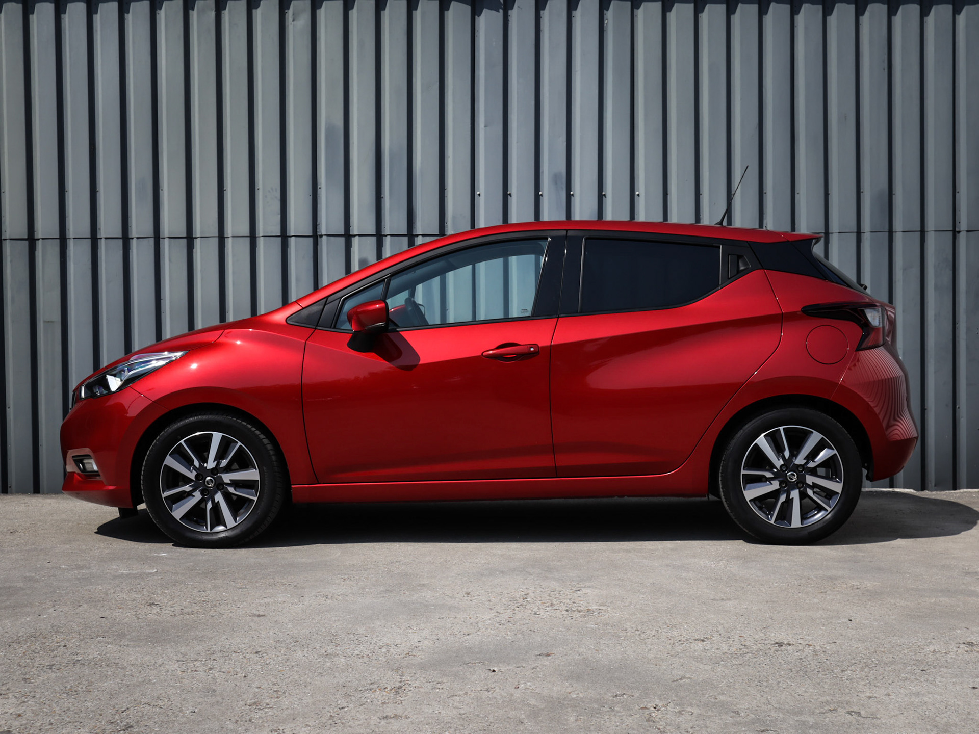 Nissan linker zijaanzicht