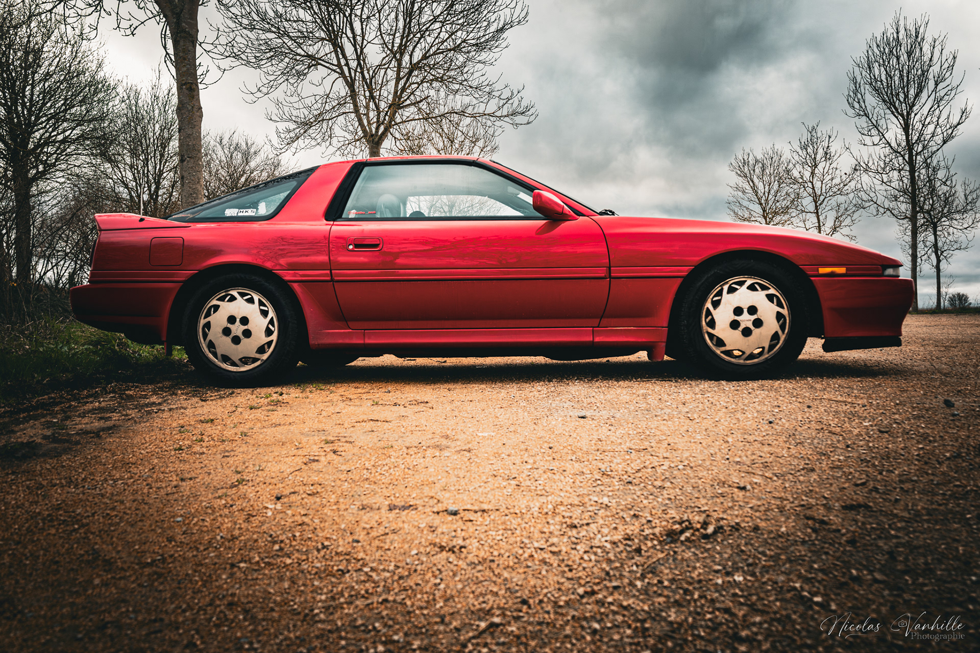 SUPRA MK3 ROUGE – LÉGENDE JAPONAISE SUR LES CHEMINS BRETONS