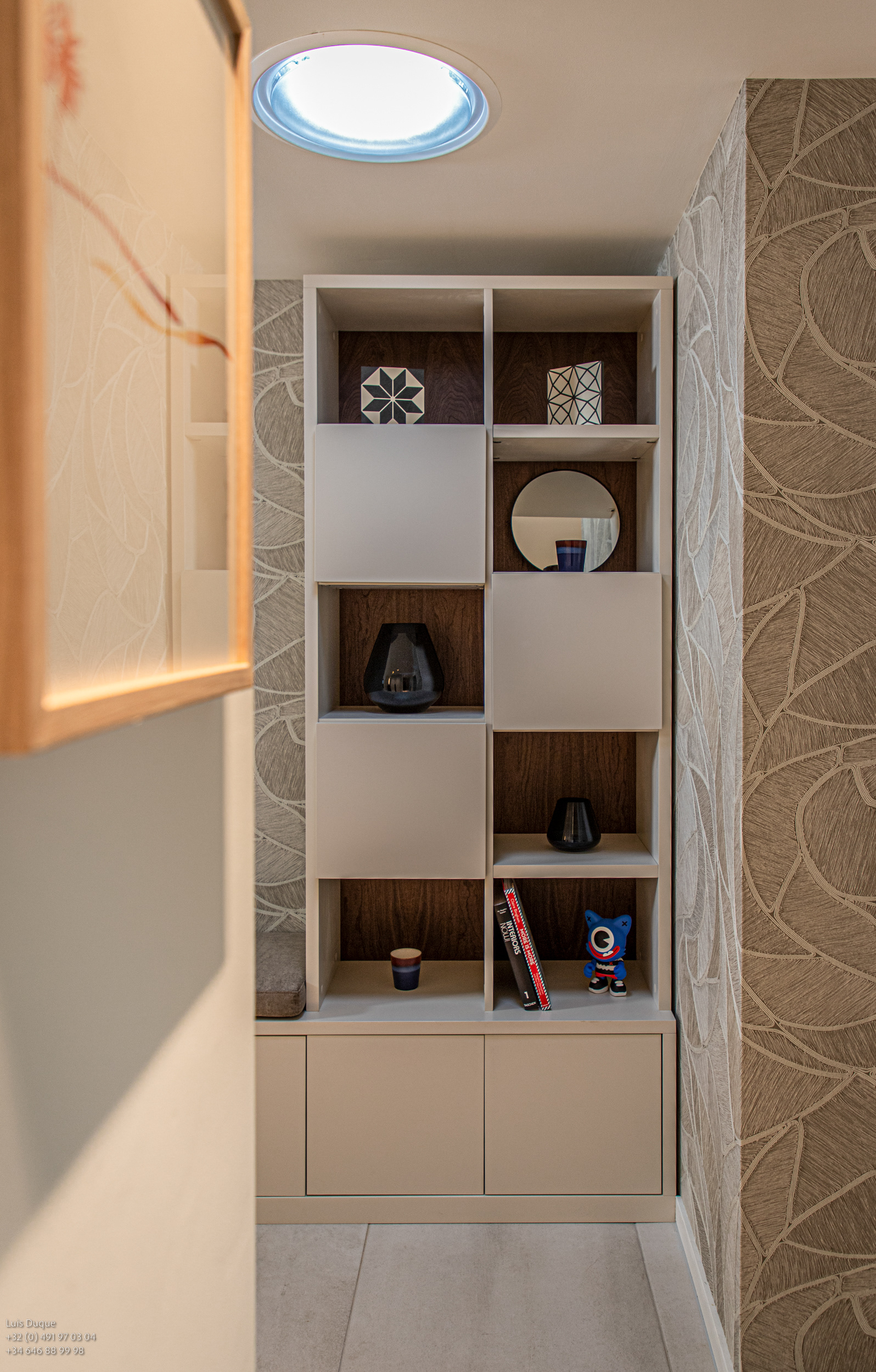 Mobilier fabriqué en noyer naturel et MDF laqué