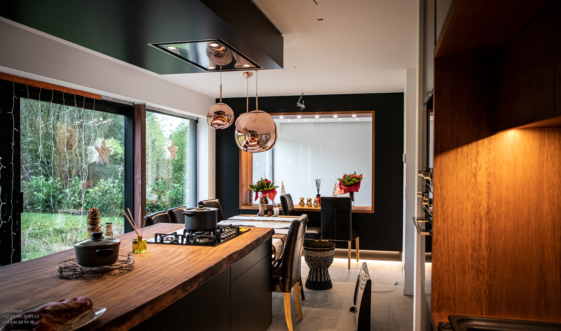 Bois massif et MDF laqué noir mat