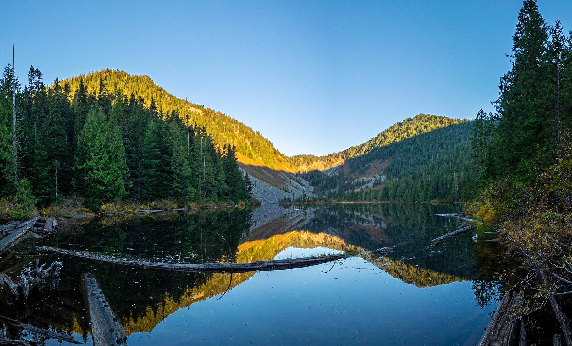 Talapus Lake (994m), Bandera and Pratt Mountains. Alpine Lakes Wilderness