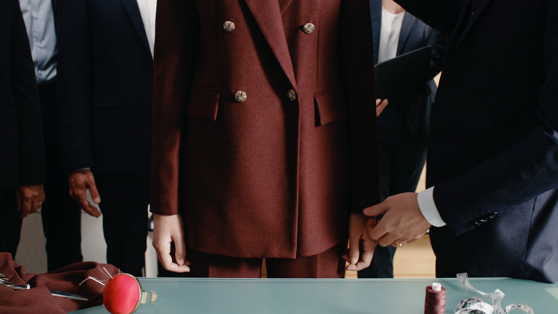 Spot publicitaire pour la banque NEUFLIZE OBC produit par la société TOUT LE MONDE AIME LES PINGOUINS.