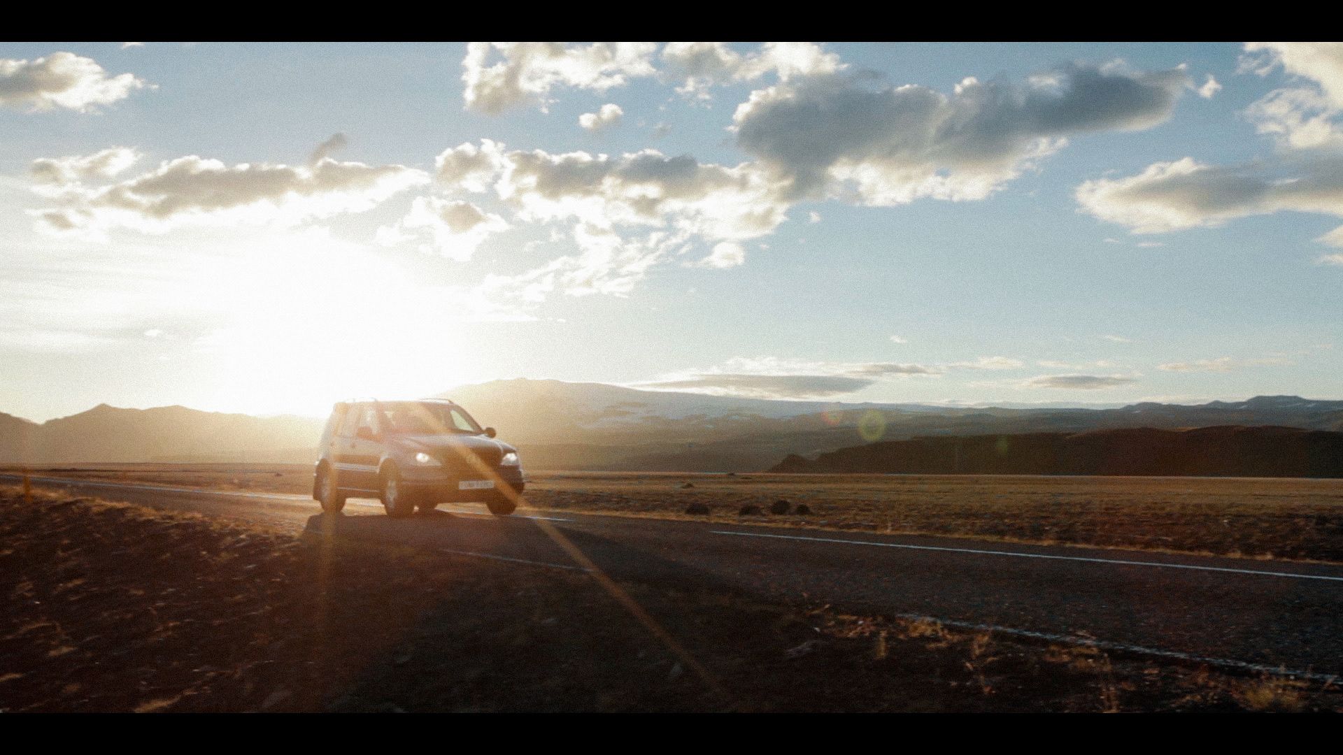 Série web documentaire "Hello Iceland" sur une aventure de deux semaines en Islande réalisé par Jean-Louis Guichaoua et Gaël Soucheleau.