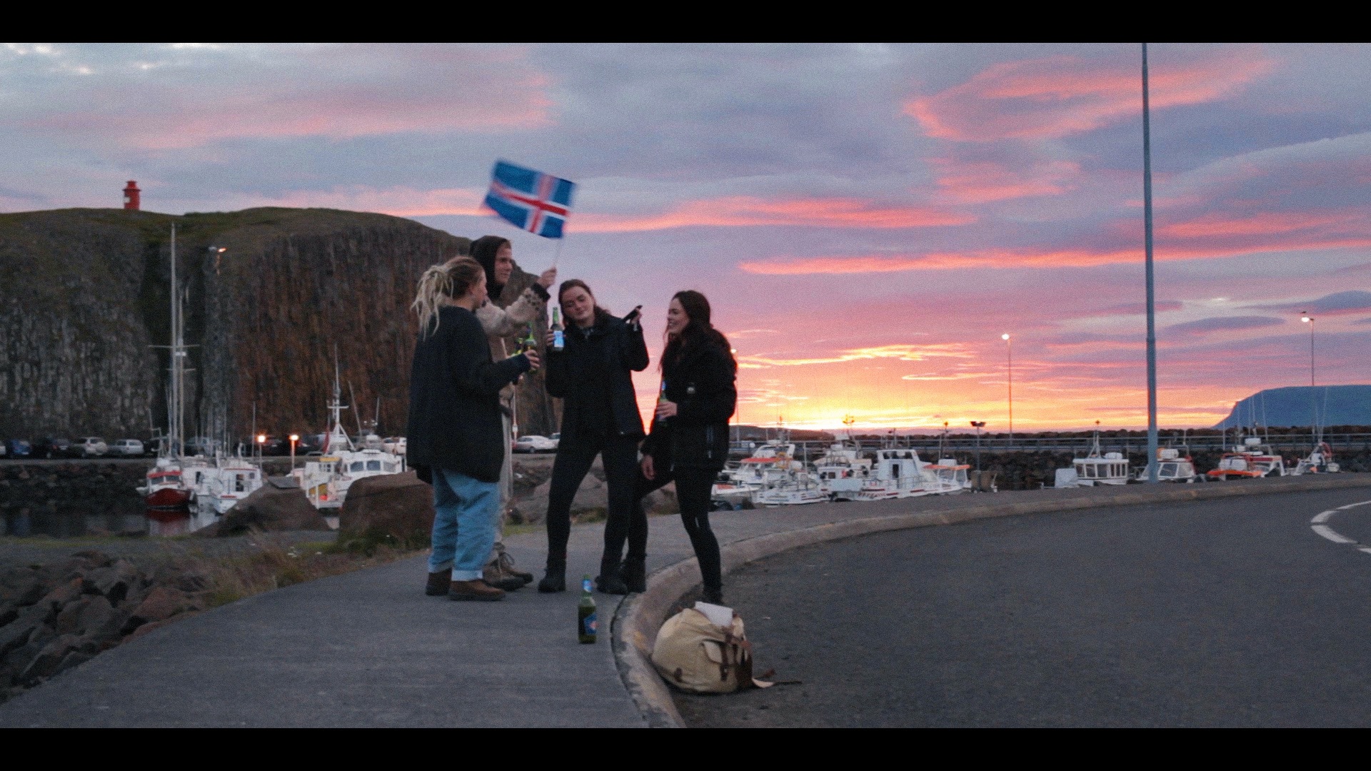 Série web documentaire "Hello Iceland" sur une aventure de deux semaines en Islande réalisé par Jean-Louis Guichaoua et Gaël Soucheleau.