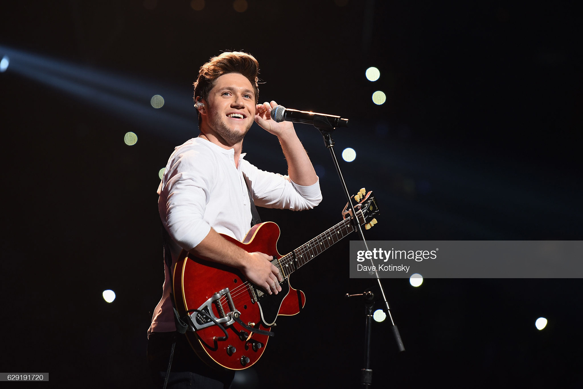 Singer Niall Horan performs on stage during KISS 108's Jingle Ball 2016 at TD Garden on December 11, 2016 in Boston, Massachusetts. (Photo by Dave Kotinsky/Getty Images for iHeart)