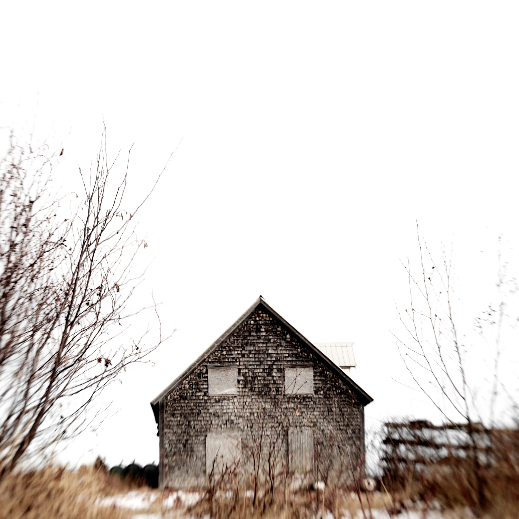 Maison no. 31, Sainte-Thérèse-de-Gaspé, Gaspésie human less I, 2010 | 30x30po. | Édition 002/005 + 1 E.A. | Encadré, verre standard | 1750 $