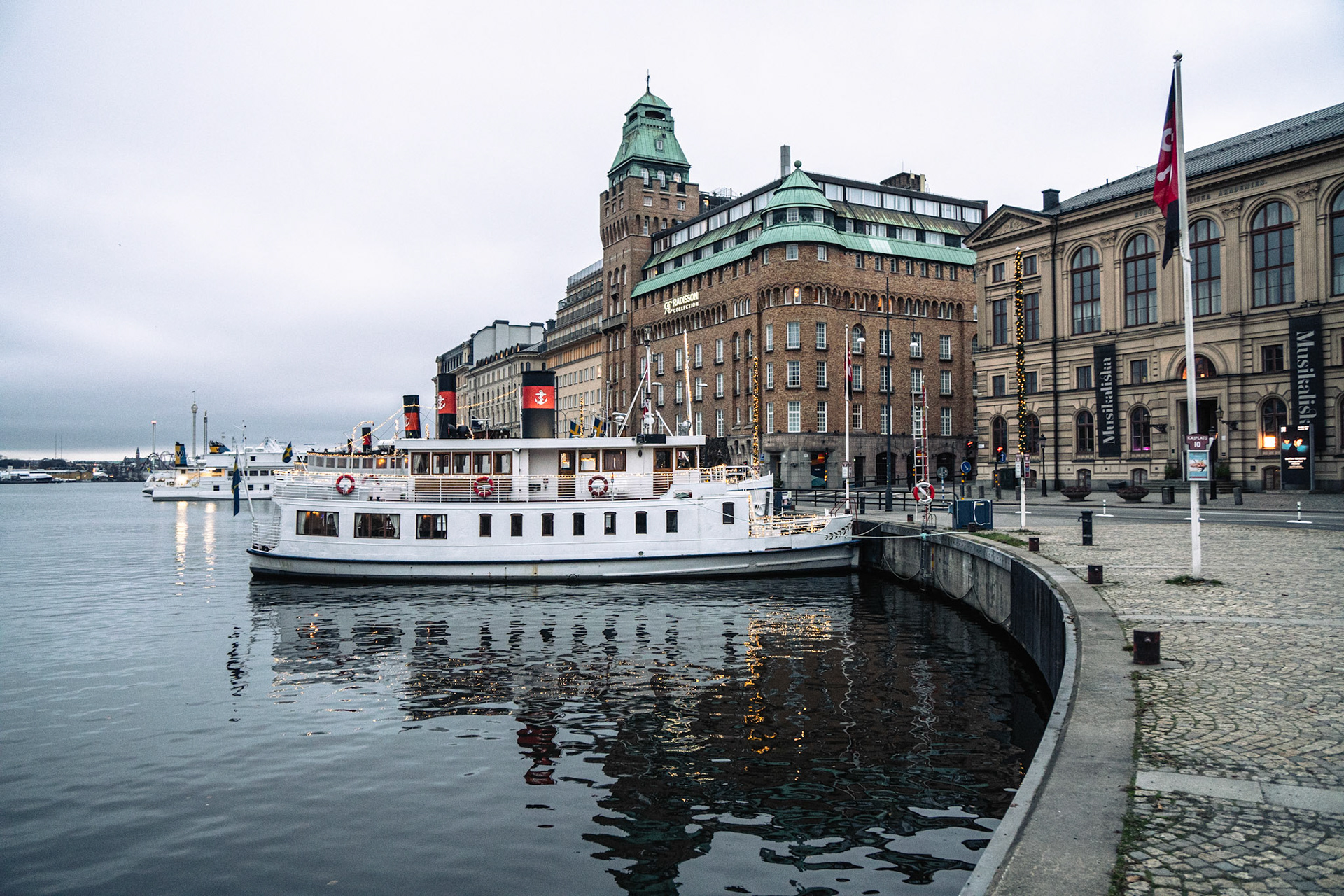 Båtar vid Nybrokajen