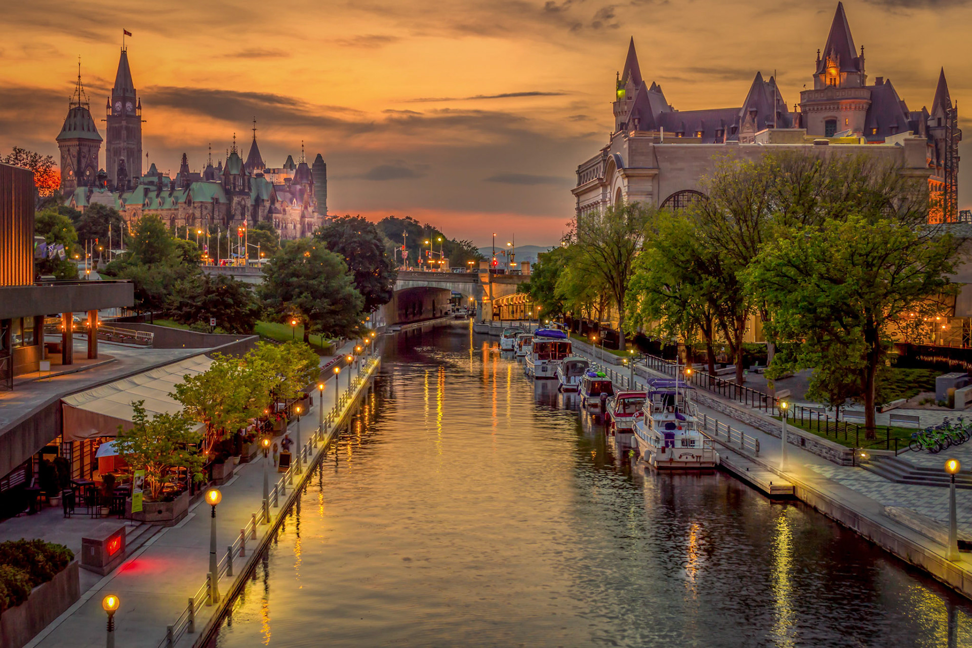 The sunset behind the Parliament give this shot of the canal a warm golden glow.