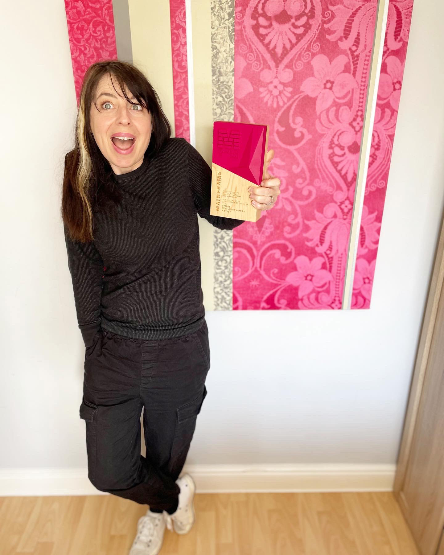 Lynne Hollingsworth with award
