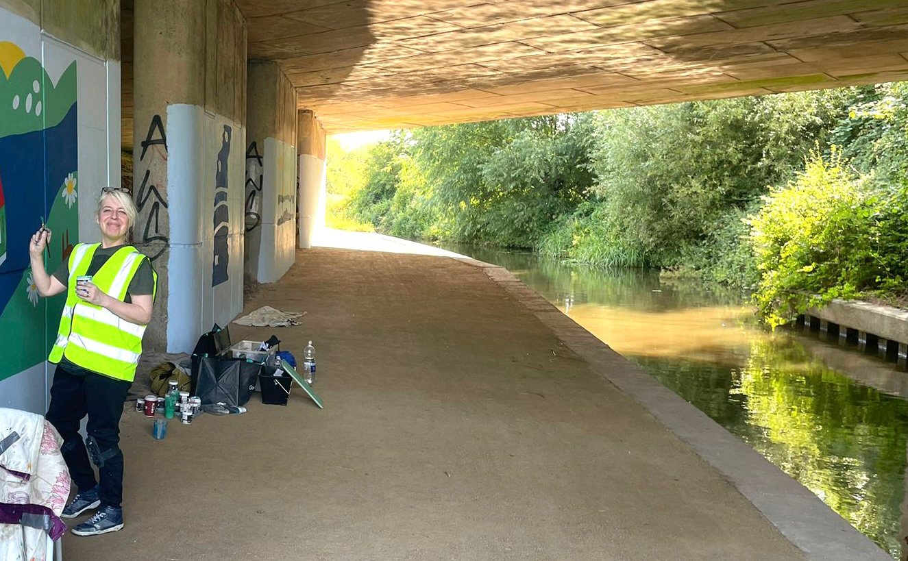 Lynne painting canal pillars