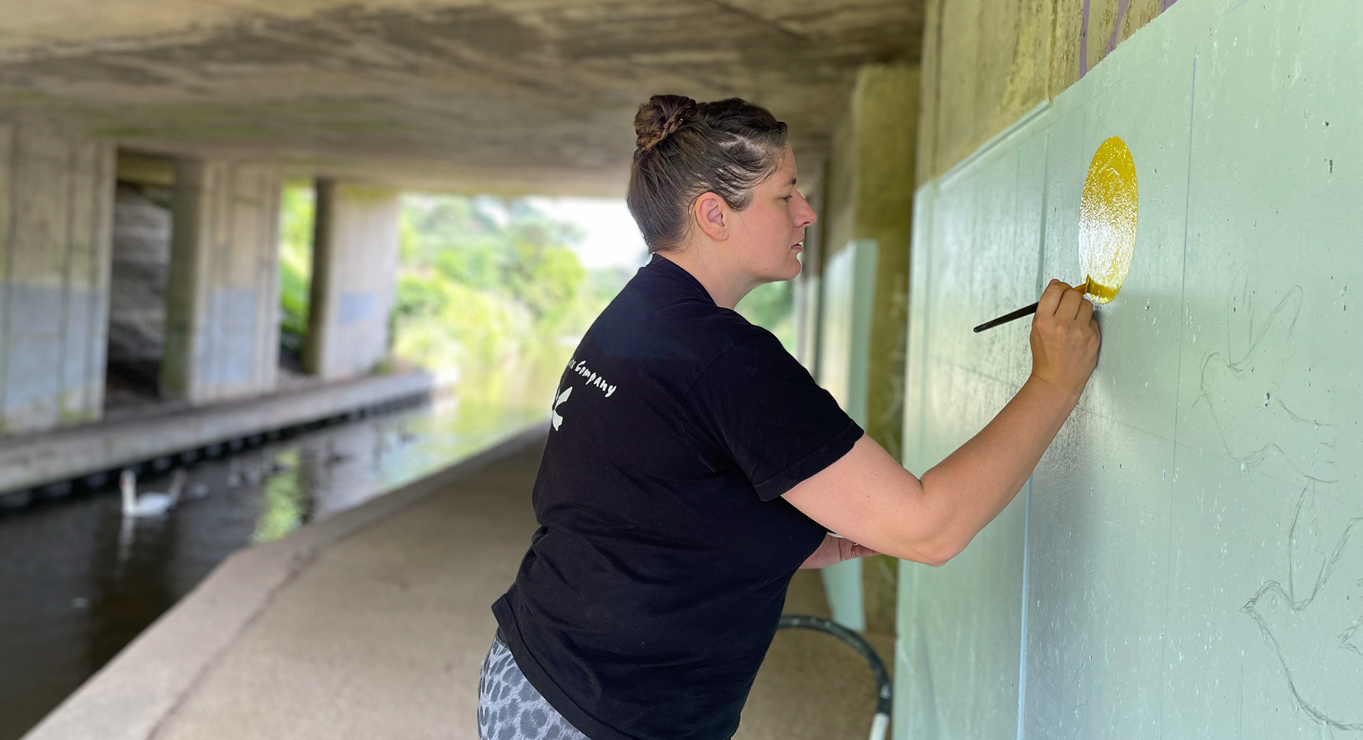 Tilley painting canal pillars