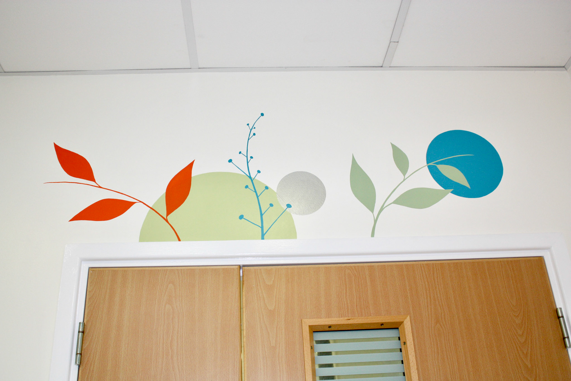 Beautiful wall mural by British artist Lynne Hollingsworth painted in Oncology, Arden Cancer Centre at UHCW Hospital