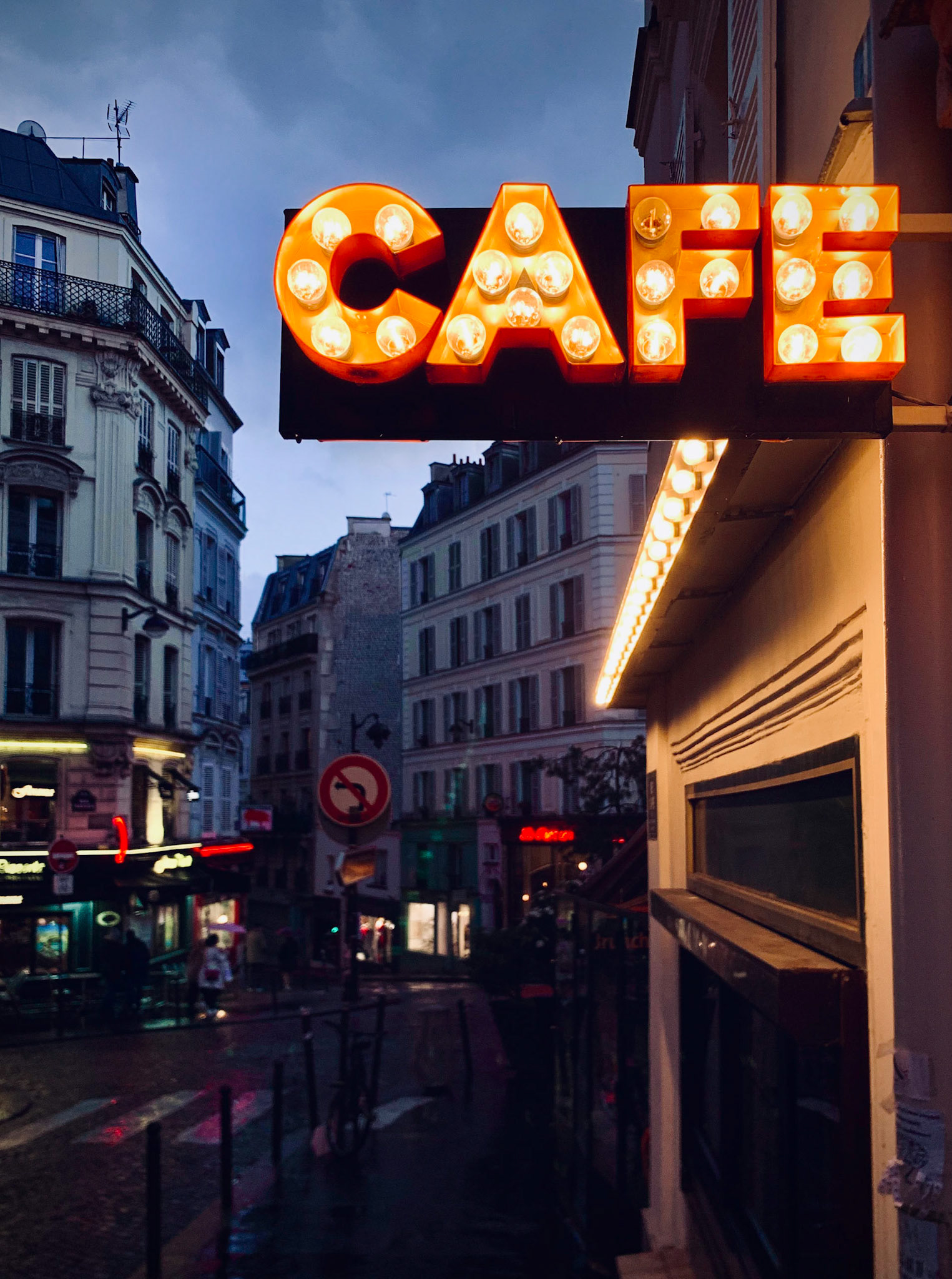 Leuchtreklame für ein Café, abends in Montmatre, Paris, Frankreich