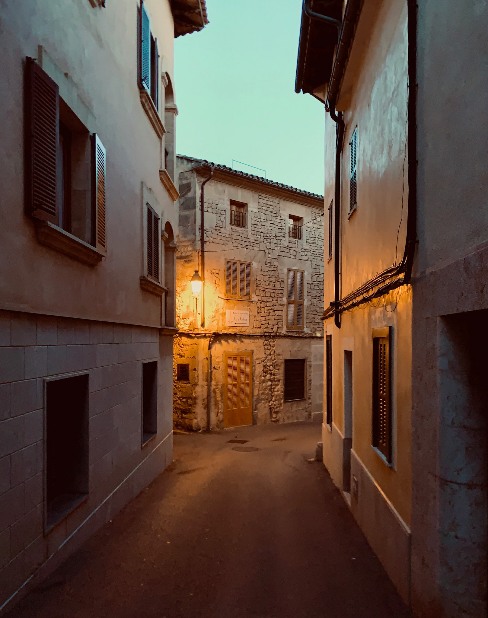 Enge Straße, abends, Pollenca, Mallorca, Balearische Inseln, Spanien