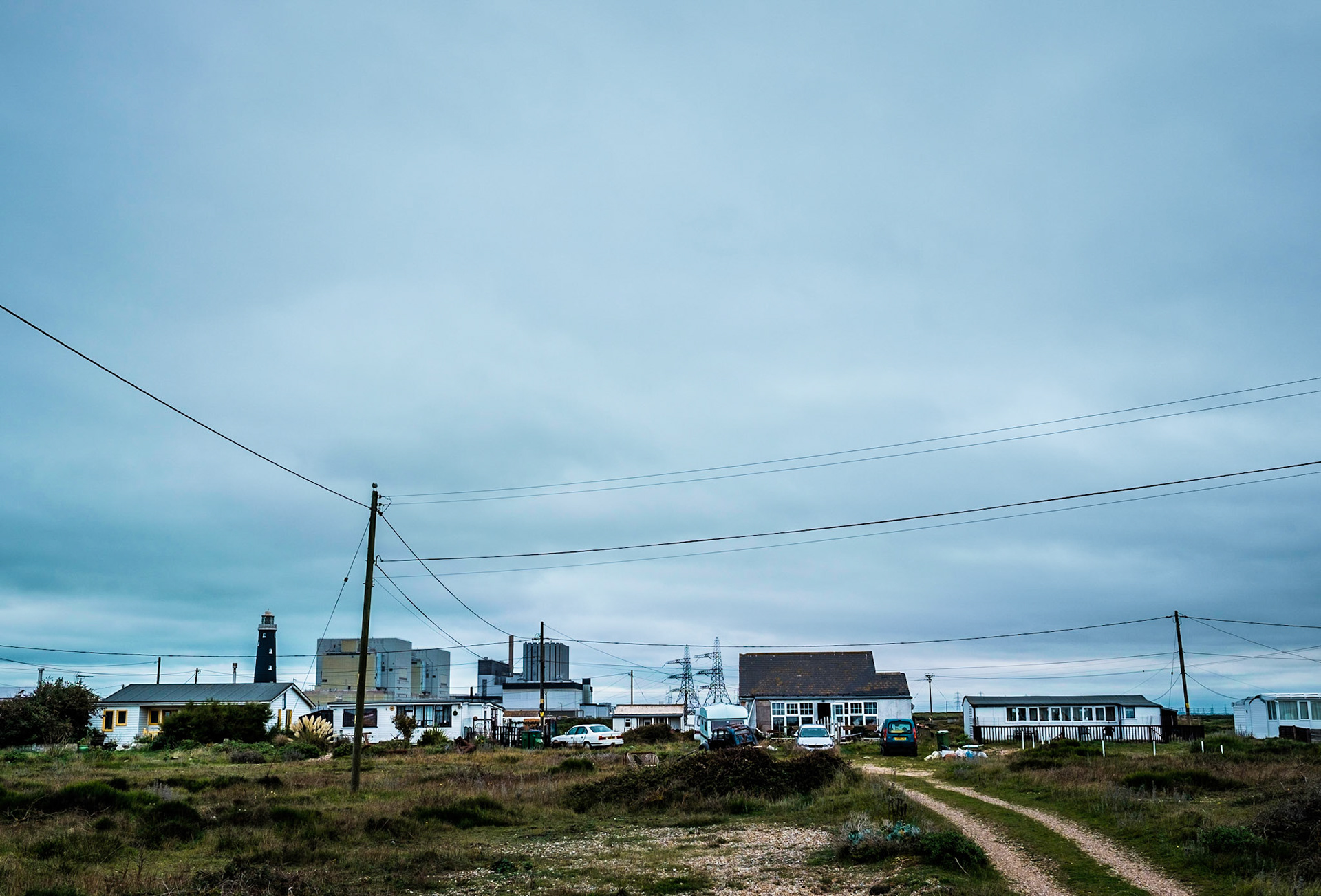 Landschaft und Siedlung in der Romney Marsh, Kernkraftwerk im Hintergrund. Dungeness, Kent, England, Großbritannien.