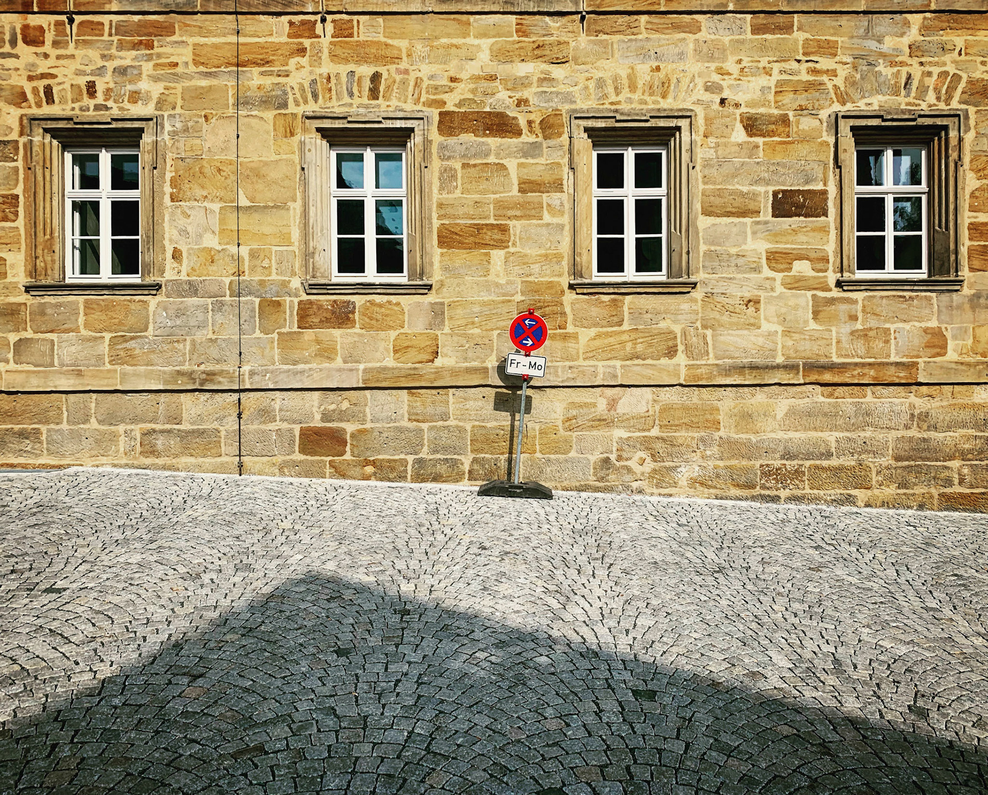 leerer Parkplatz mit Parkverbotsschild abends, Altstadt, Thurnau, Bayern, Deutschland