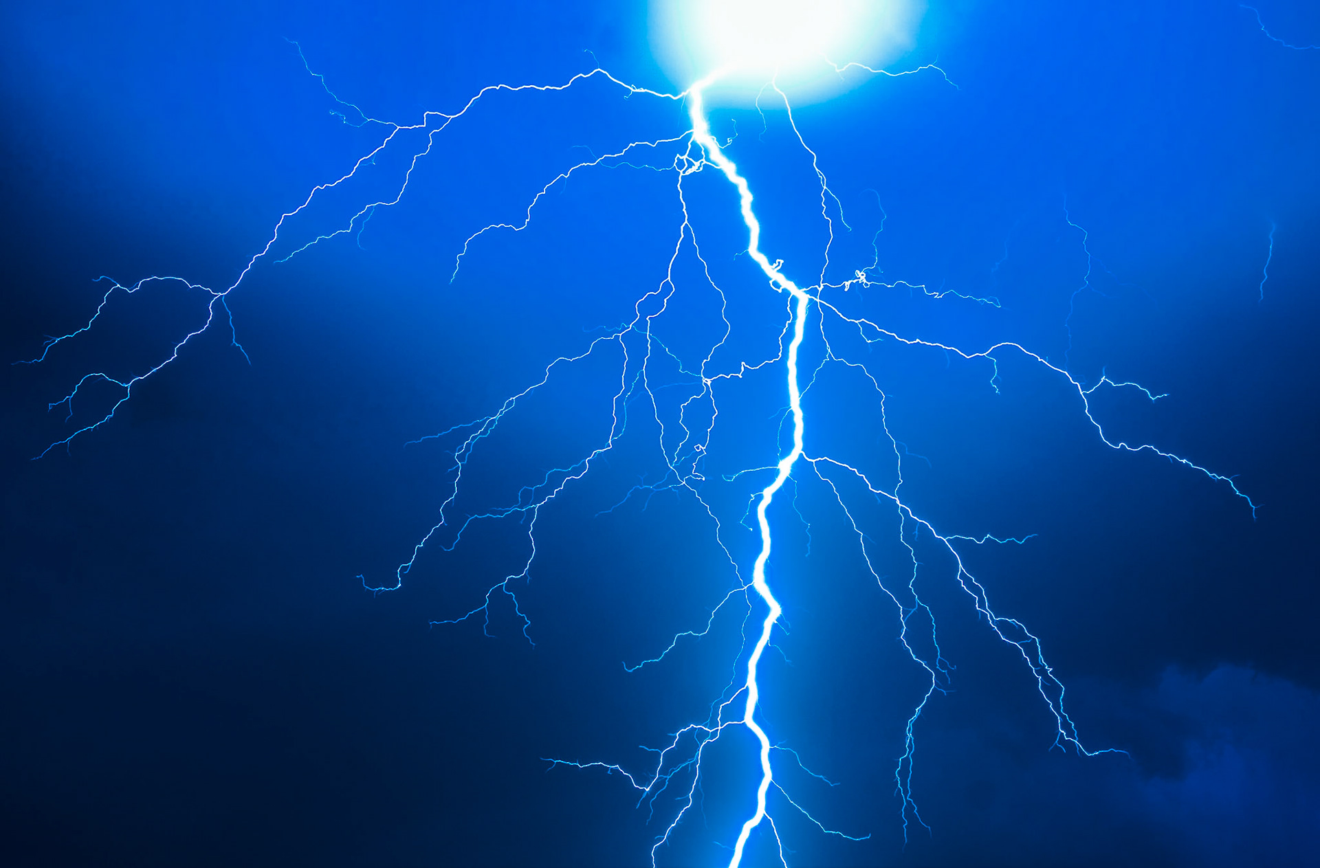 Gewitter zieht von Osten kommend über Enger.