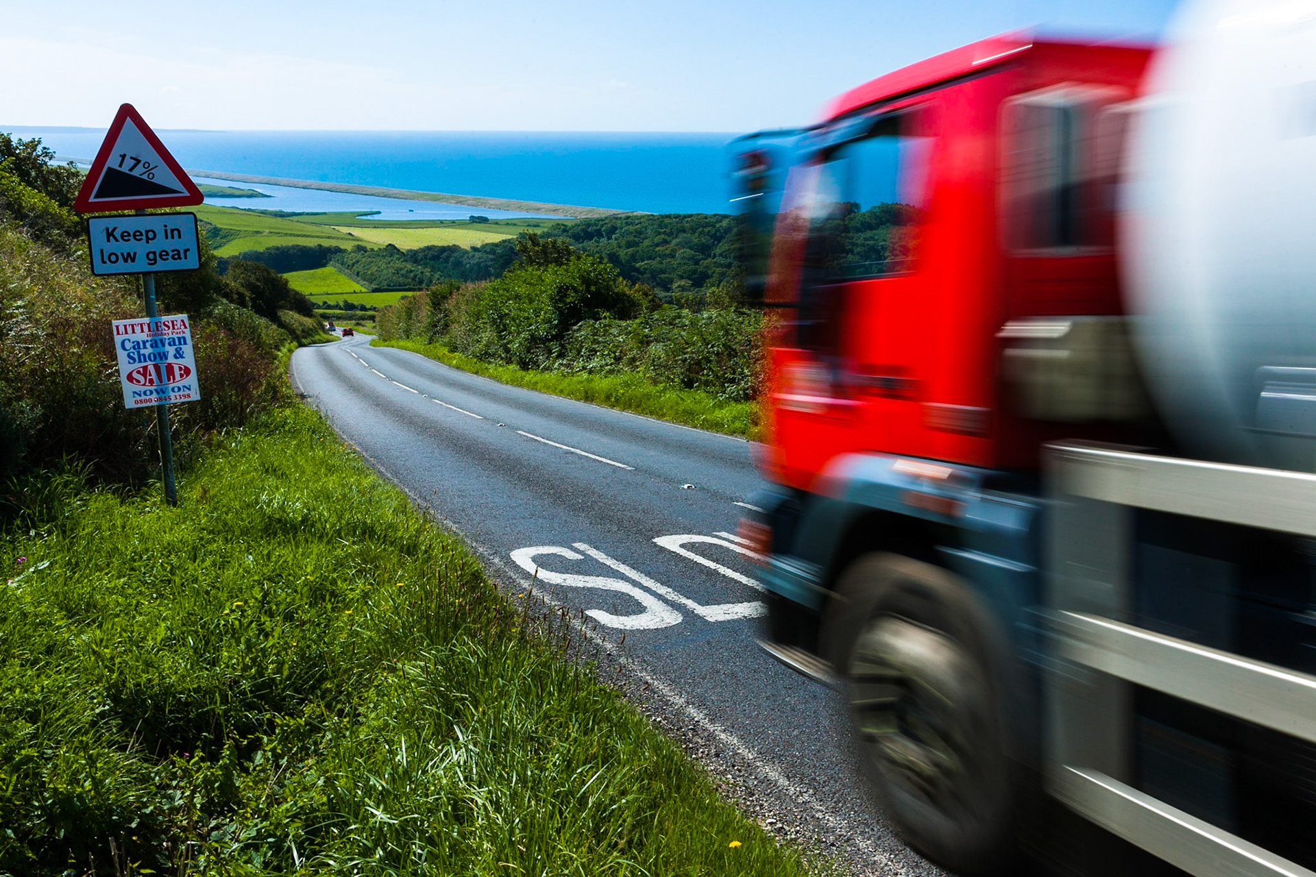 Wegen des nicht unerheblichen Gefälles der B3157 bei Abbottsbury sind die Verkehrsteilnehmer gehalten, vorsichtig zu fahren.