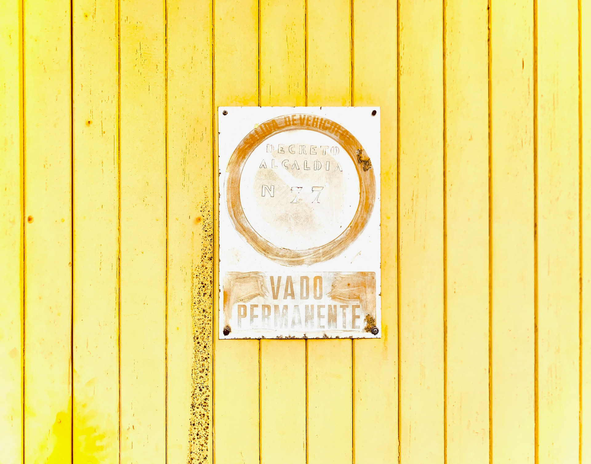 Vergilbtes Schild weist auf gelbem Garagentor auf Parkverbot hin, Colonia de Sant Jordi, Ses Salines, Mallorca, Balearische Inseln, Spanien