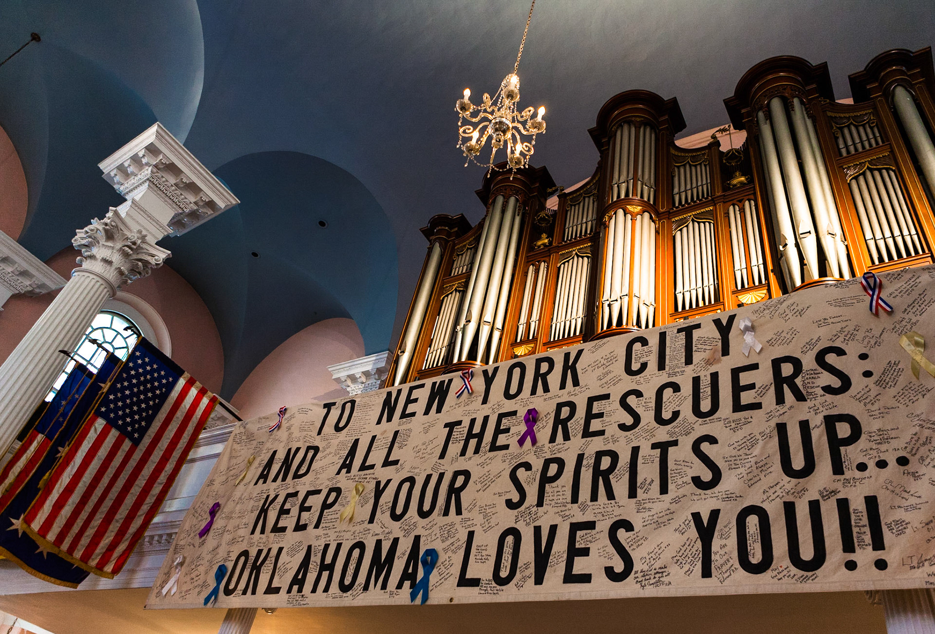 Im Innenraum der St. Paul's Chapel, in der nach den Anschlägen des 11. September 2001 die Rettungskräfte Zuflucht suchten, erinnert ein Plakat von Unterstützern aus Oklahoma an den Terrorangriff auf das – ehemals – nahegelegene World Trade Center.