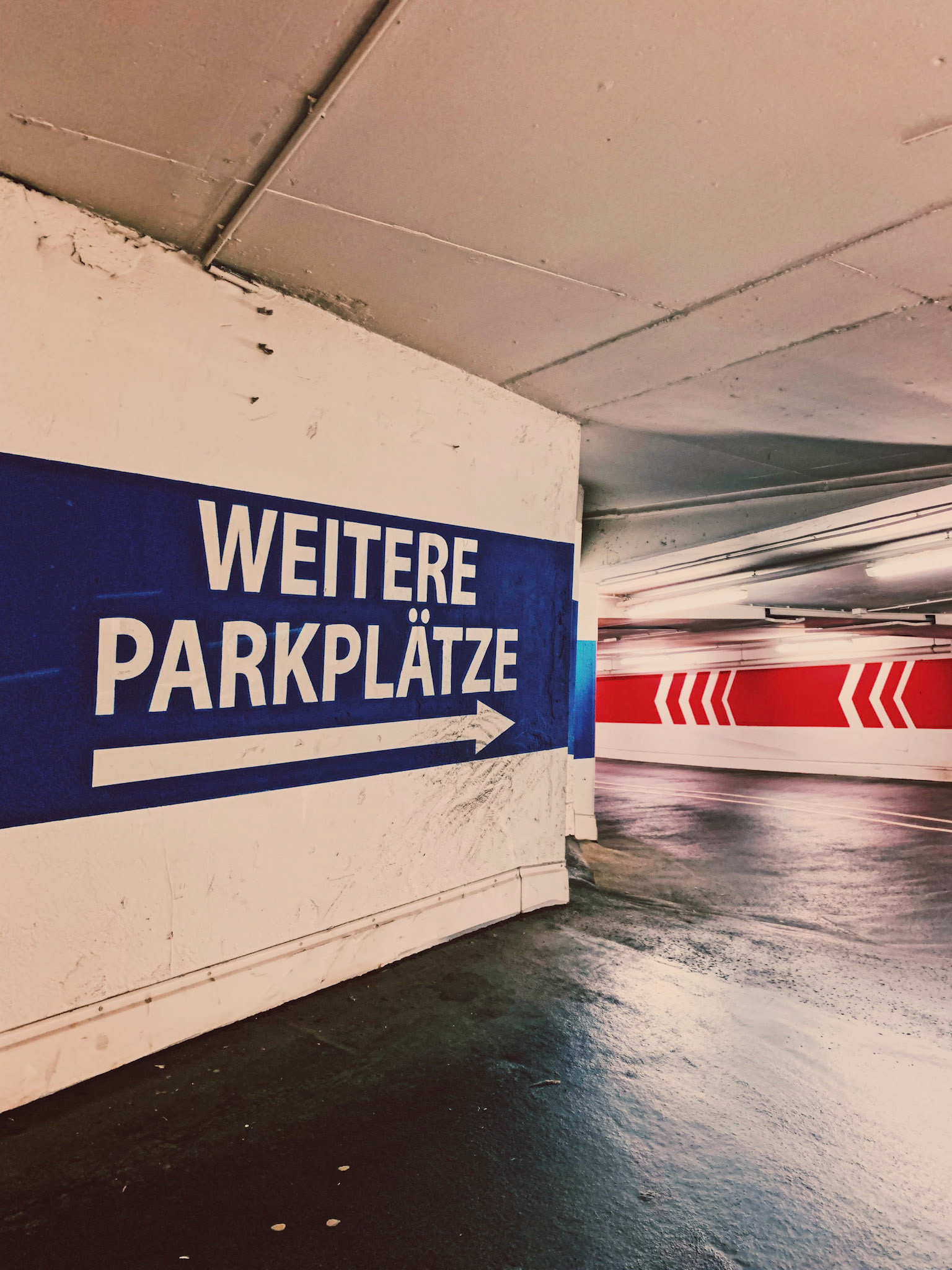 Wandbeschriftung in Parkhaus, Innsbruck, Österreich