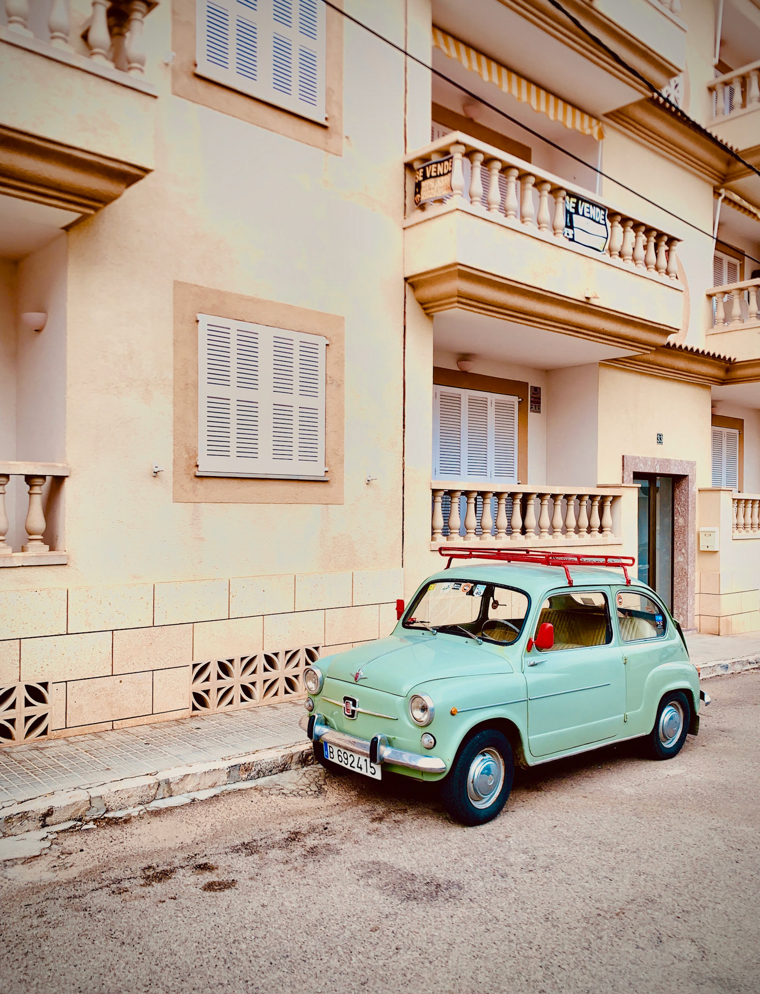 Fiat 500 parkt am Straßenrand, Colonia de Sant Jordi, Ses Salines, Balearische Inseln, Mallorca, Spanien
