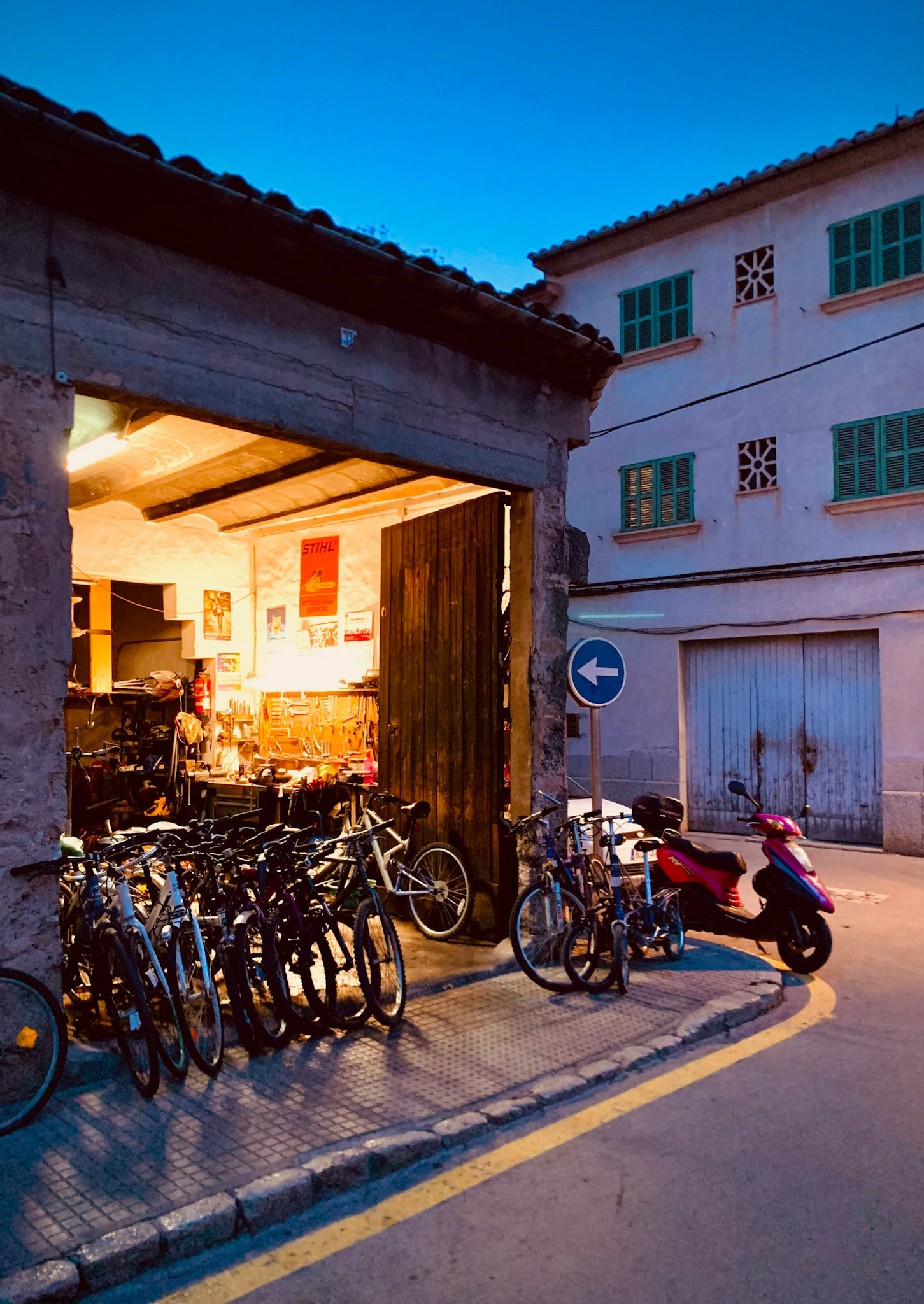 Fassade einer Fahrradwerkstatt, abends in Pollenca, Mallorca, Balearische Inseln, Spanien