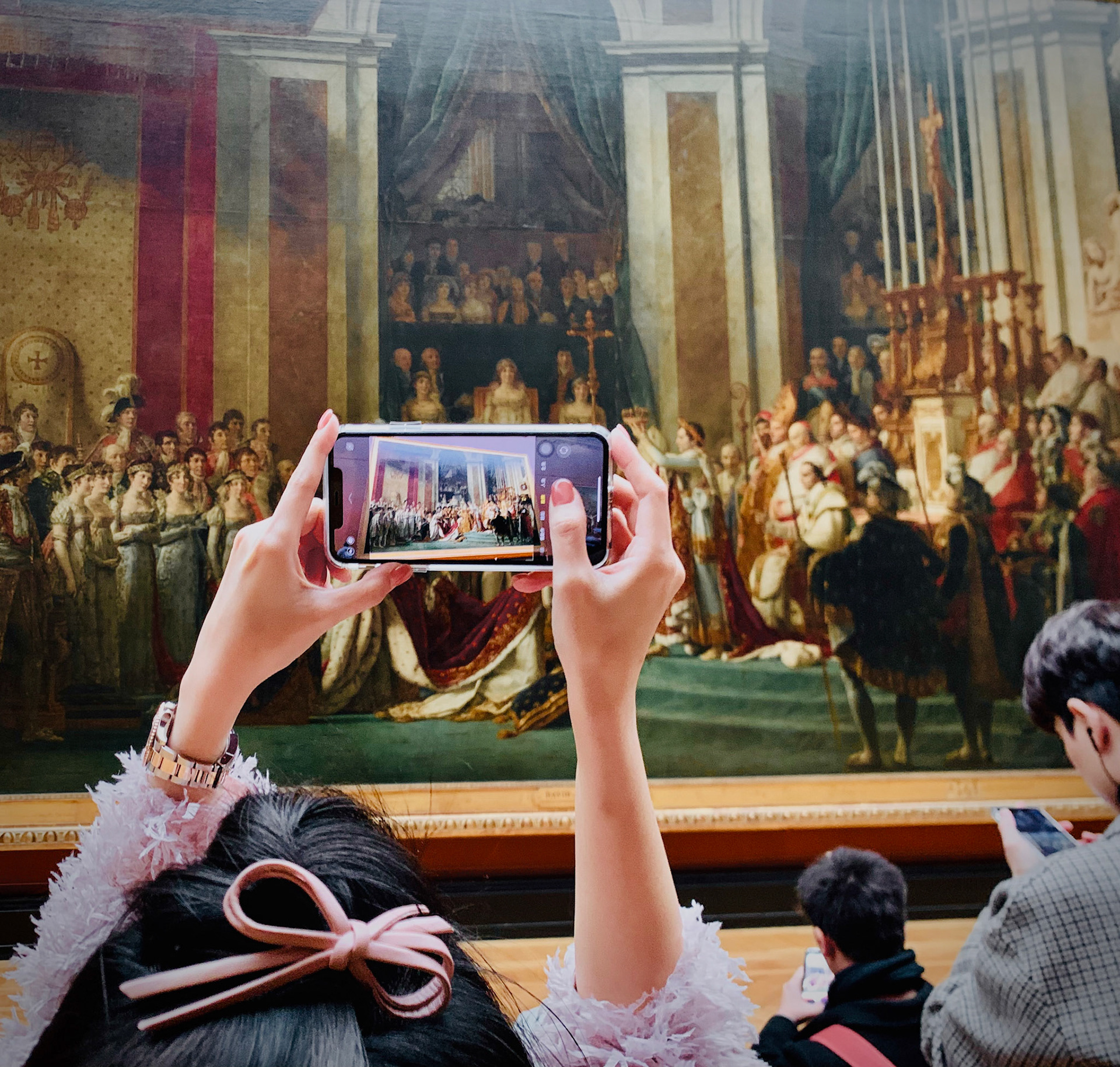 Besucherin fotografiert im Museum ein Gemälde mit ihrem Smartphone, Paris, Frankreich