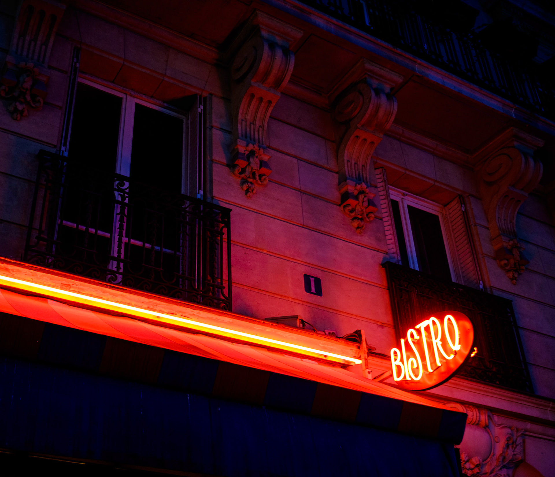 Neon-Werbung weist abends auf ein Bistro hin, Montmatre, Paris, Frankreich