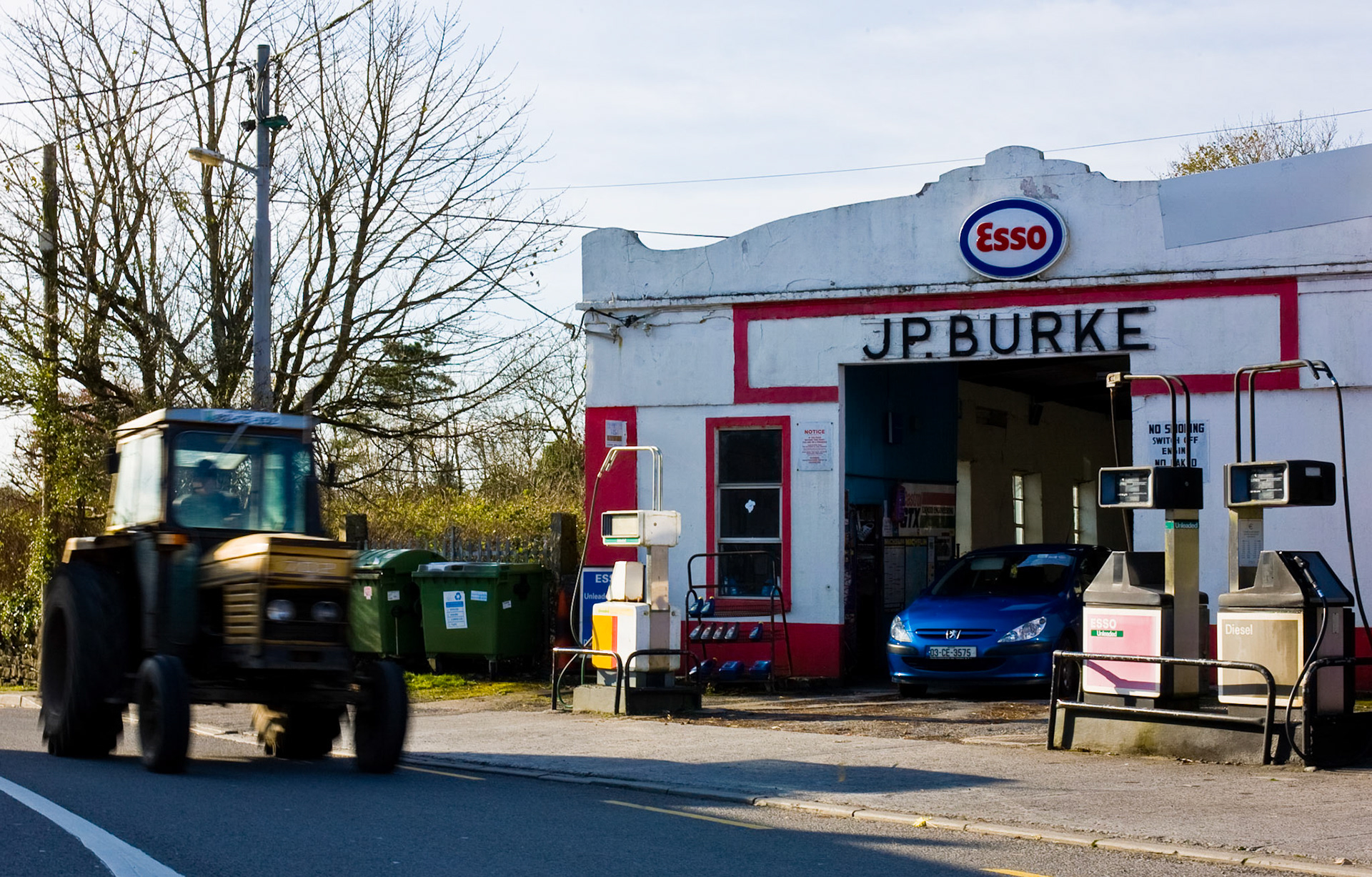 J.P. Burke in Lisdoonvarna, Irland, ist eine traditionelle Tankstelle mit angeschlossener Autowerkstatt.