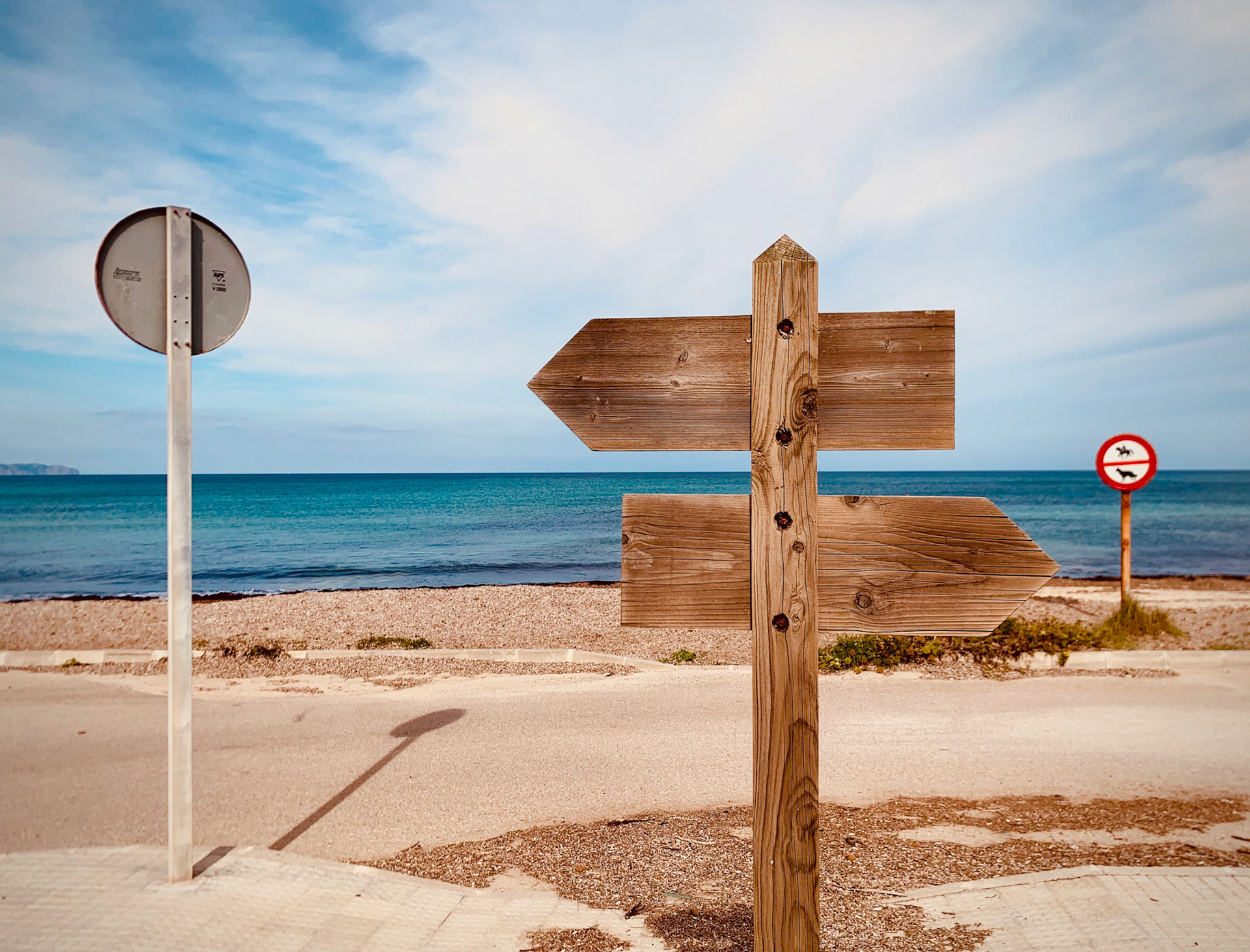 Schilder am Meer, Son Serra de Marina, Mallorca, Balearische Inseln, Spanien