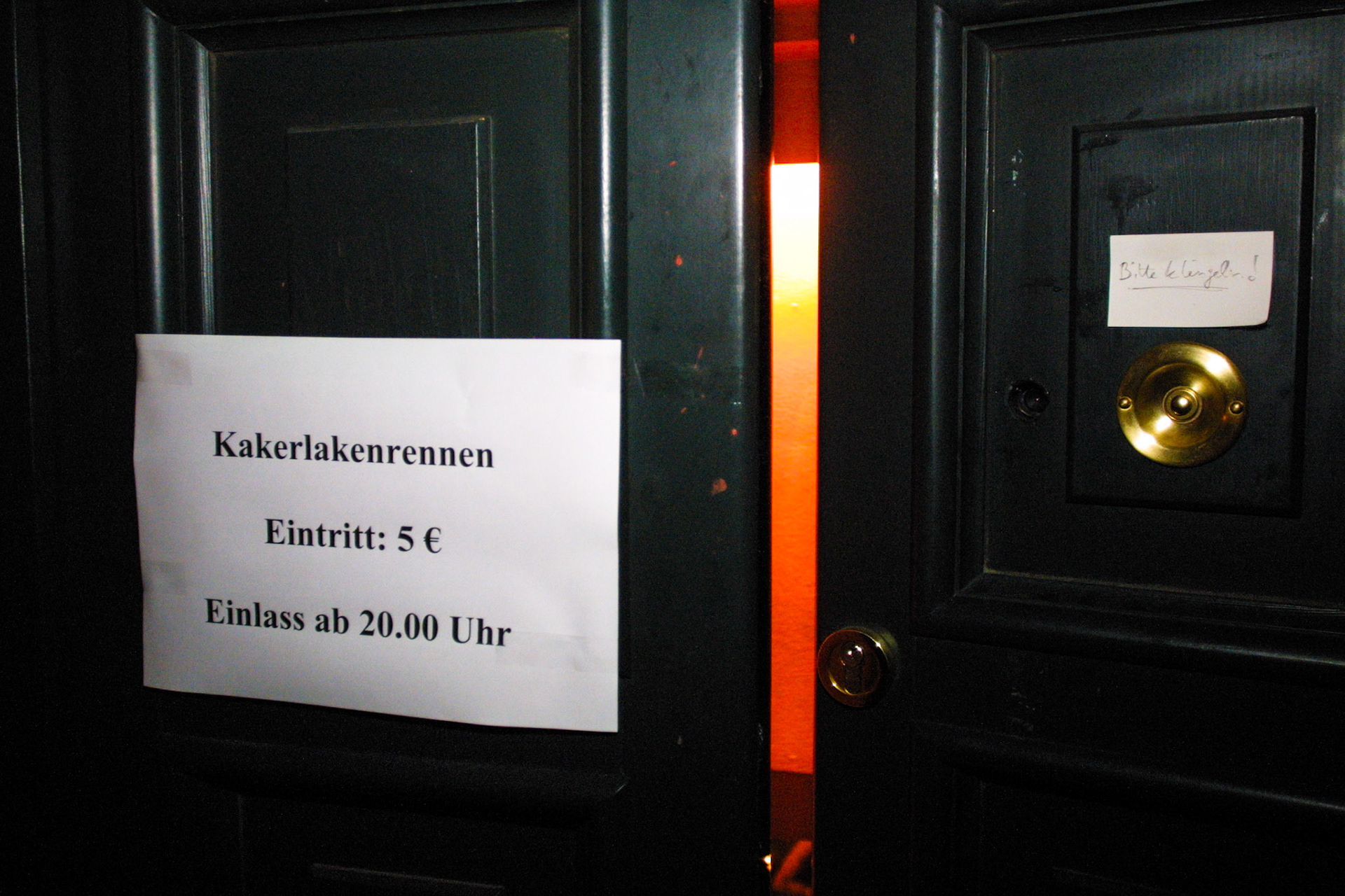 Eingangstuer des Tarakan-Club, in dem der russische Kuenstler Nikolai Makarov regelmaessig Kakerlaken-Rennen veranstaltet.
