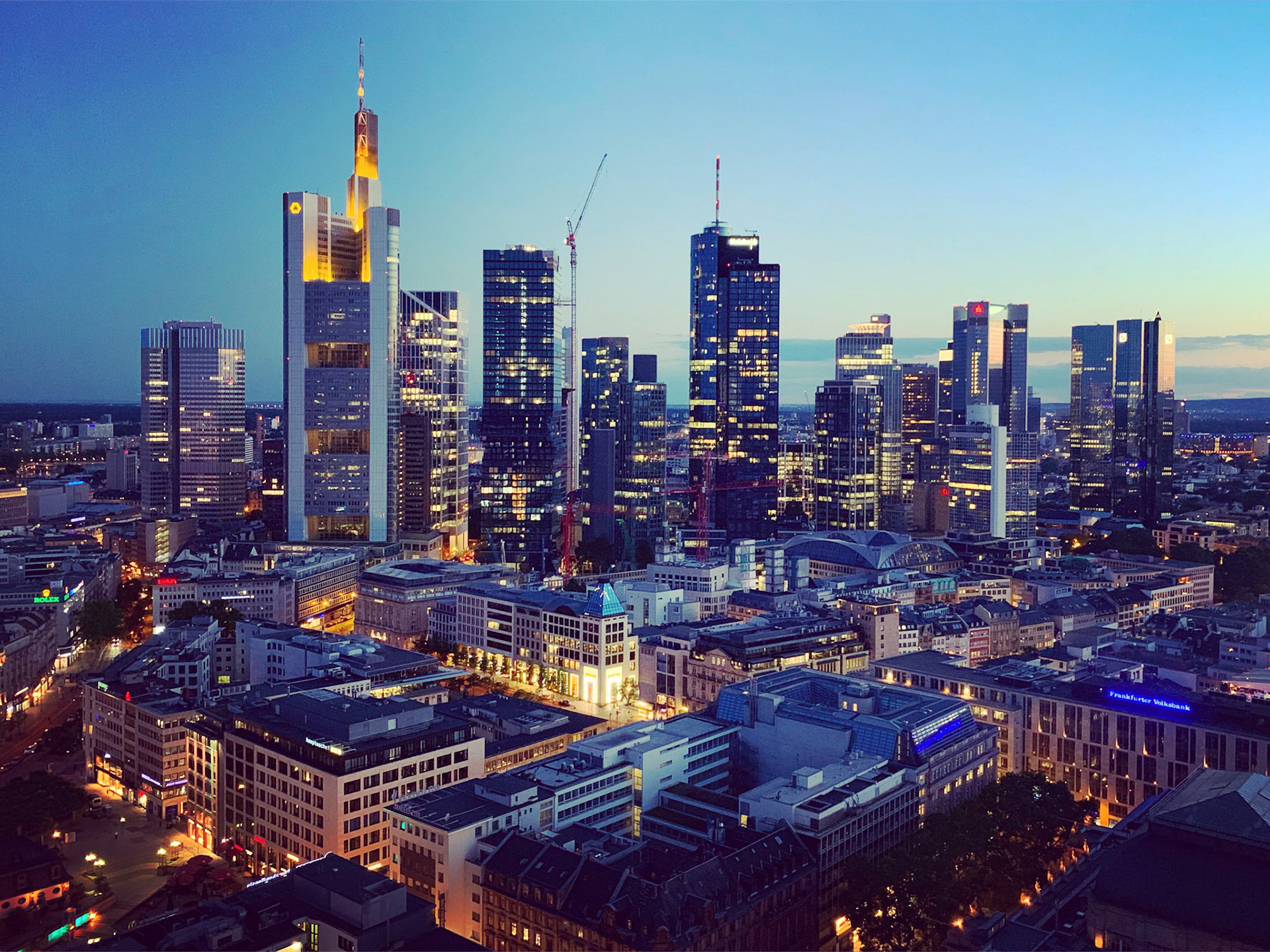 Skyline abends zur blauen Stunde, Frankfurt/Main, Hessen, Deutschland