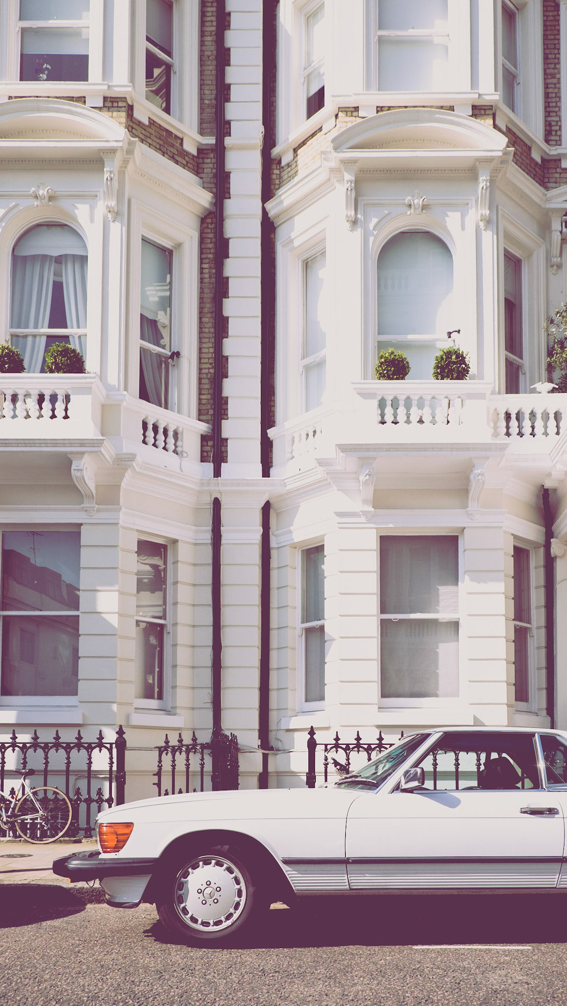 Weißes, klassisches Mercedes-Coupe parkend vor weißem Altbau, London, England, Großbritannien