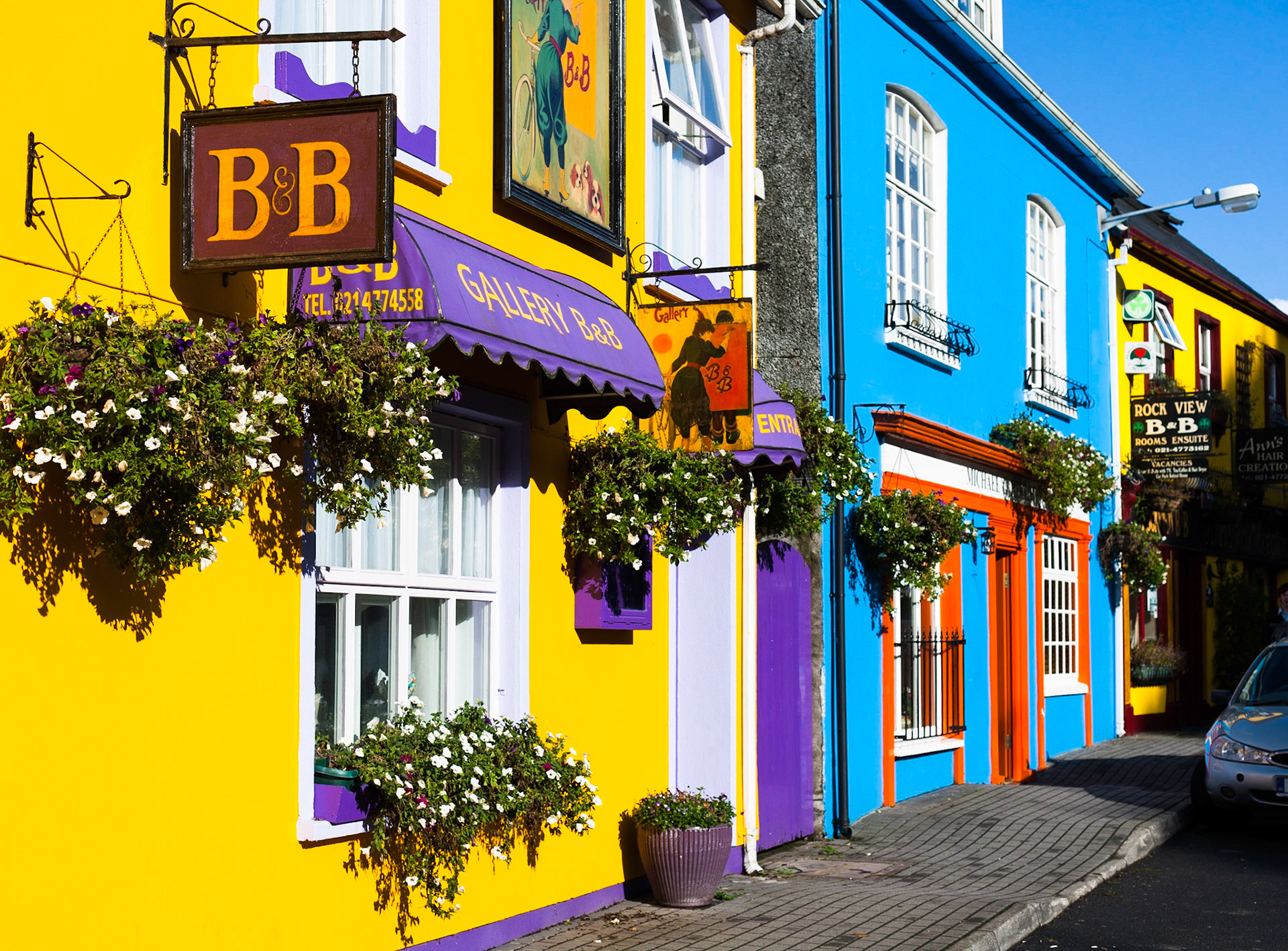 Bunte Hausfassaden in Kinsale, Irland.