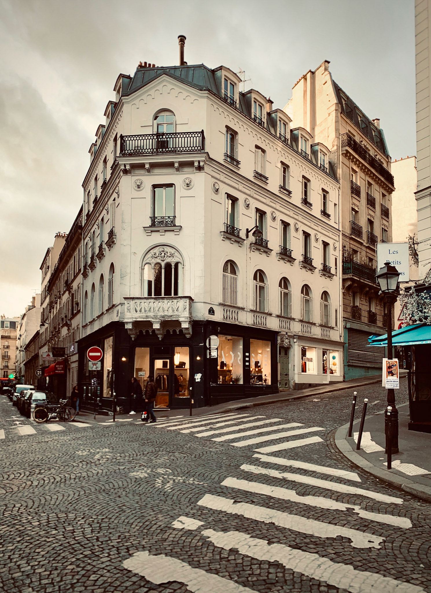 Kreuzung in Montmatre, Paris, Frankreich