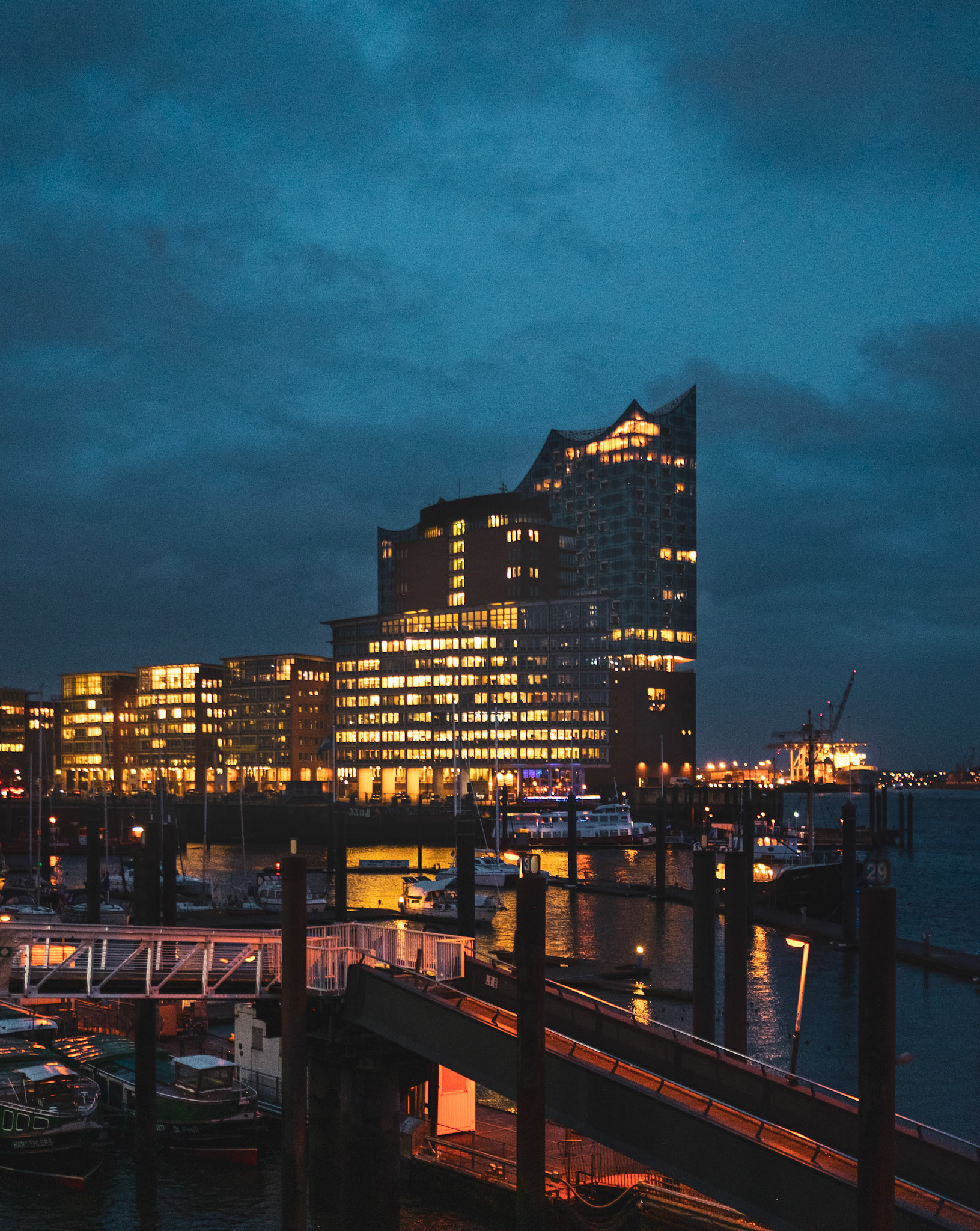 Elbphilharmonie abends, Hamburg, Deutschland