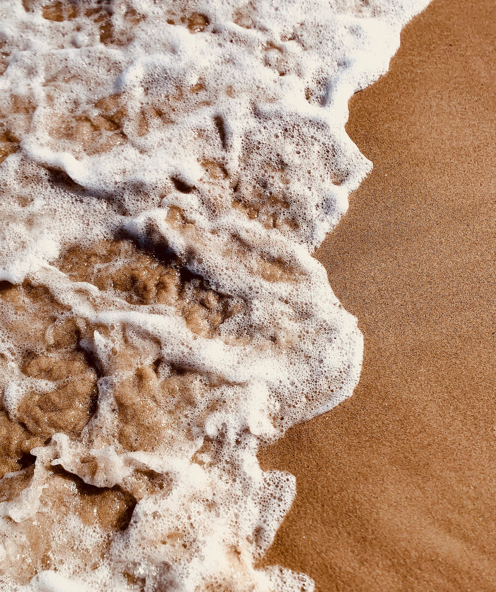 Leichte Brandung am Sandstrand, Platja dels Cappelans, Mallorca, Balearische Inseln, Spanien