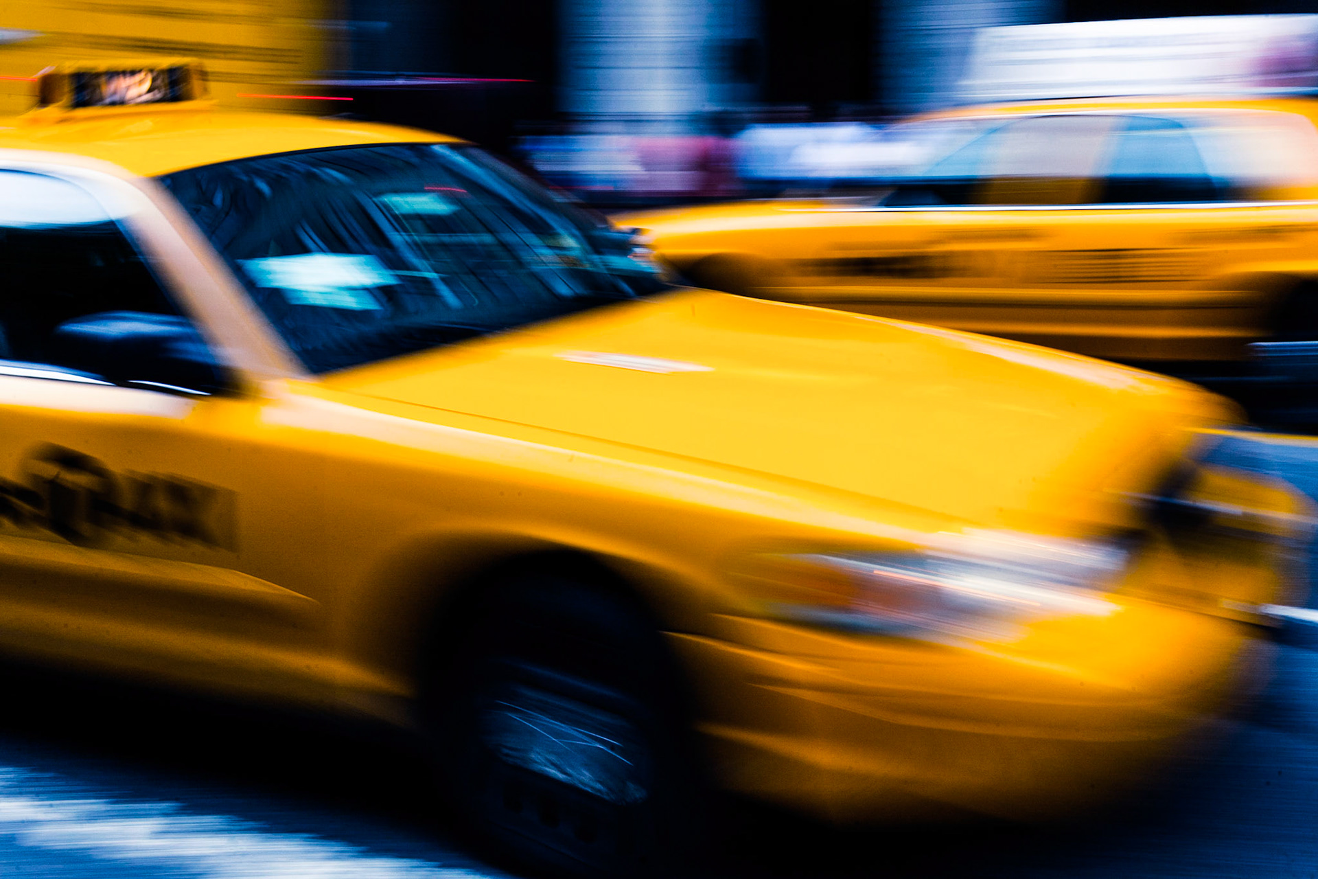 Taxi in Fahrt (auf der 42. Straße zwischen der Avenue of Americas und der 5th Avenue)