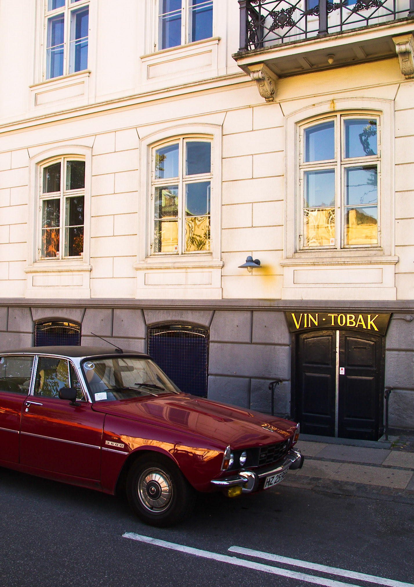 Ein Rover P6 3500 steht in Kopenhagen am Straflenrand.