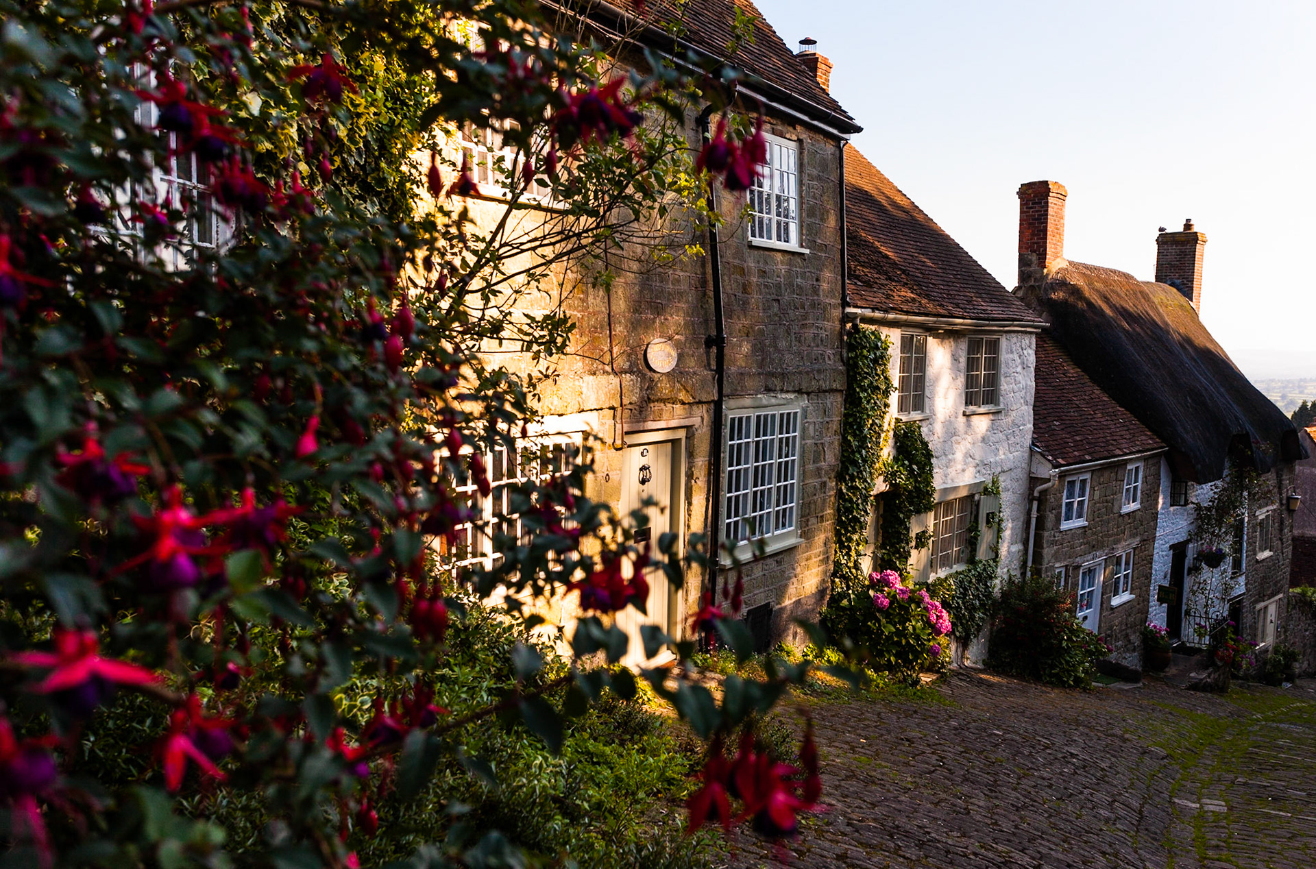 Für die enge und steil ansteigende Kopfsteinpflasterstraße GOLD HILL ist der in der Region DORSET gelegene Ort SHAFTESBURY weithin bekannt.
