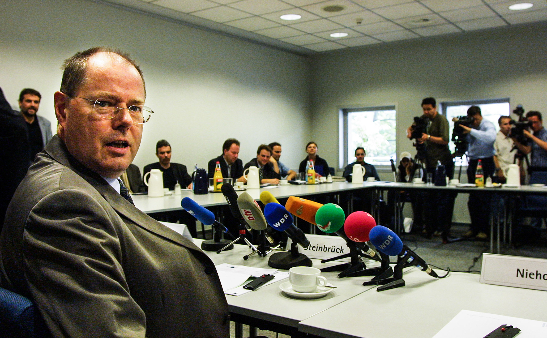 NRW-Ministerpr‰sident Peer Steinbr¸ck (SPD) gibt in Bielefeld eine Pressekonferenz.