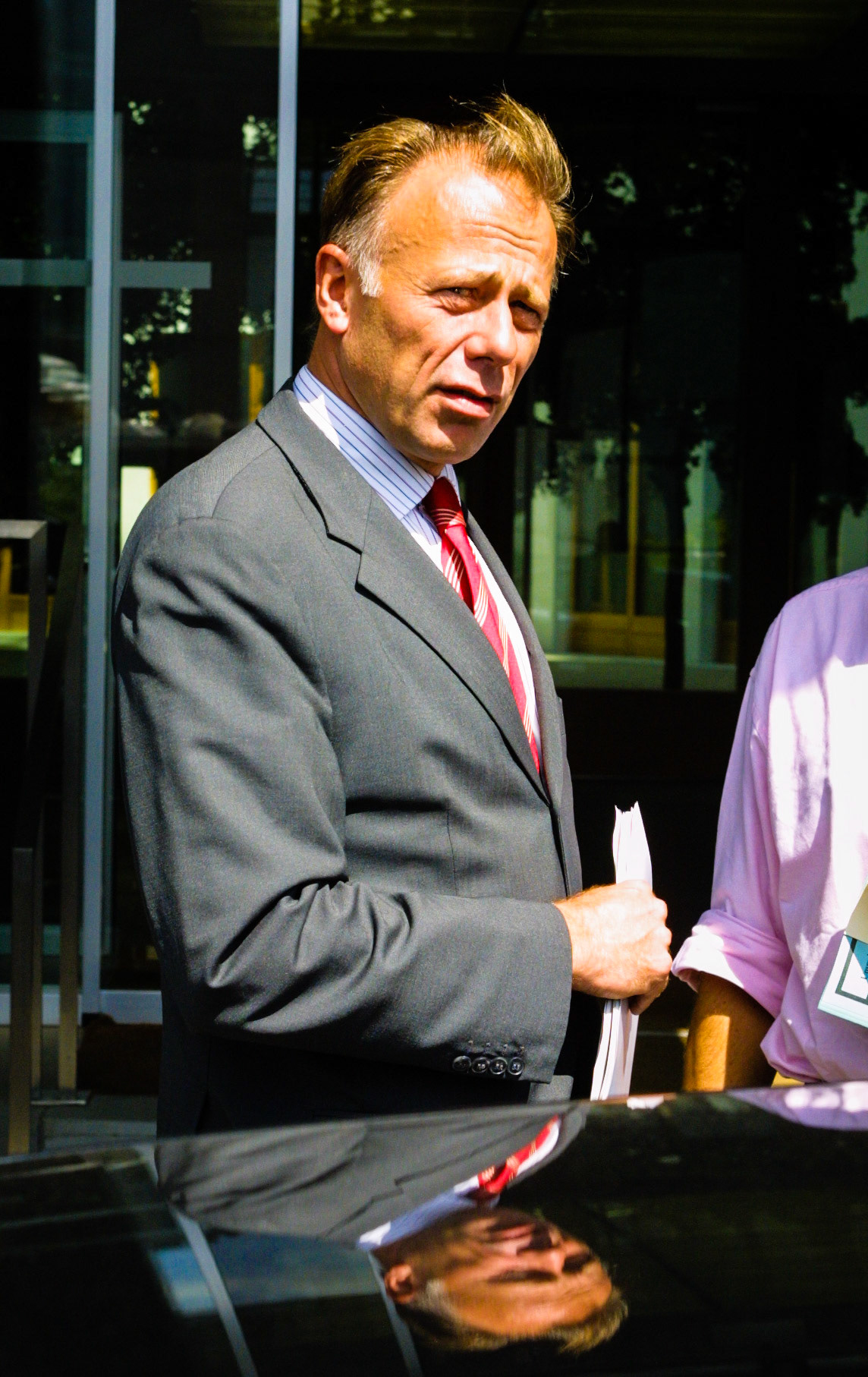 Bundesumweltminister J¸rgen Trittin spiegelt sich am 23. Juni 2003 in Berlin im Dach seines Dienstwagens. Foto: Jens-Christof Niemeyer