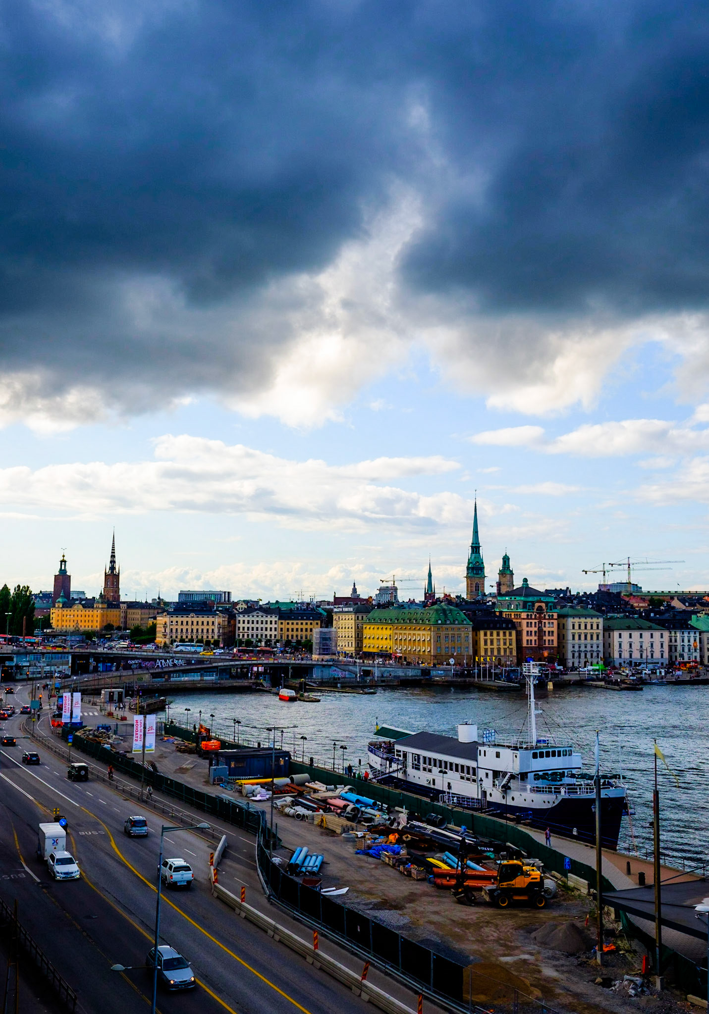 Dunkle Wolken über Södermalm und Gamla stan, Stockholm, Schweden.