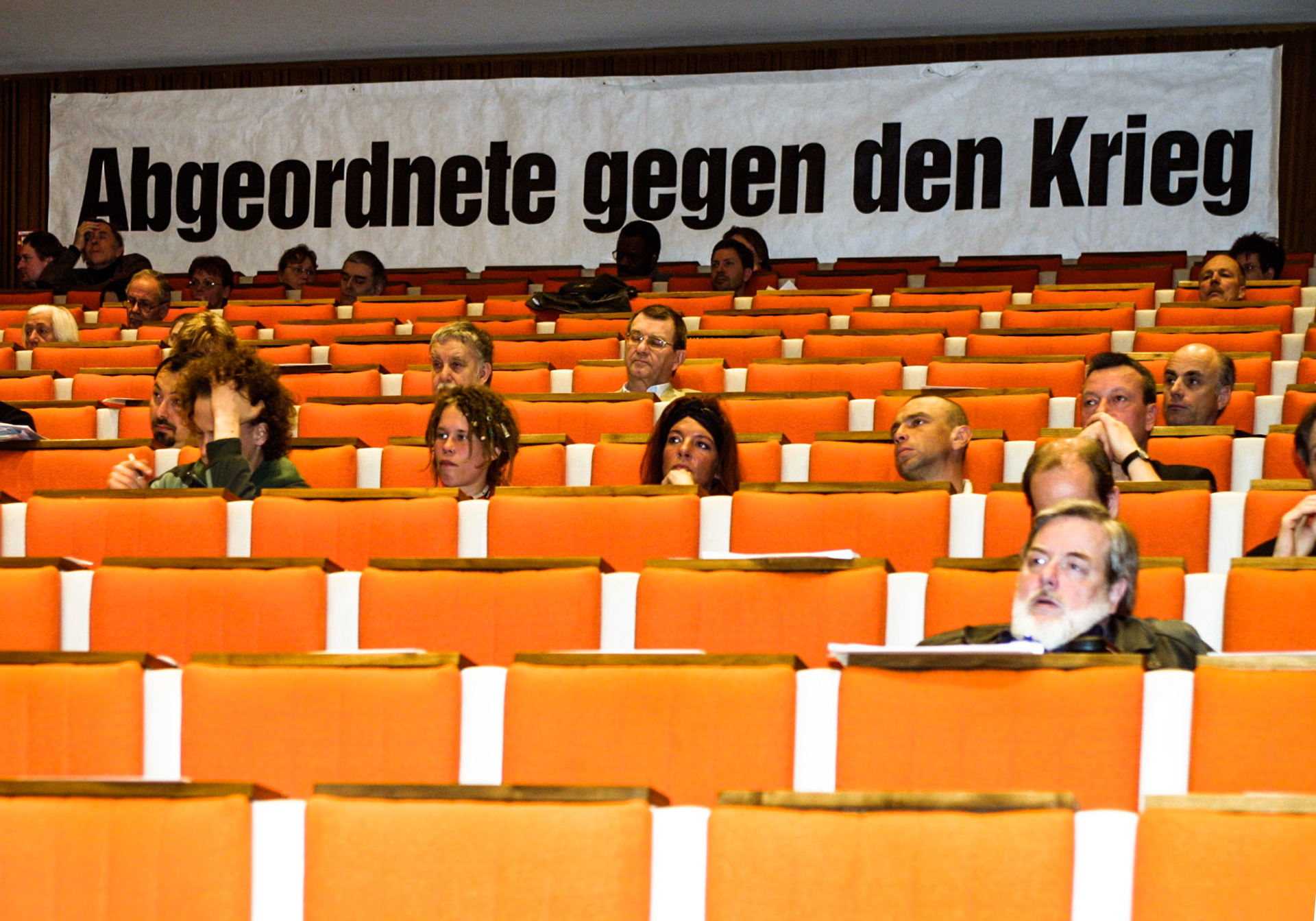Mit Plakaten, Bannern und Symbolen drueckt die PDS im Rahmen ihrer ausserordentlichen Tagung des 8. Parteitags in Berlin-Mitte ihre Ablehnung gegenueber dem Krieg im Irak aus. Foto: Jens-Christof Niemeyer