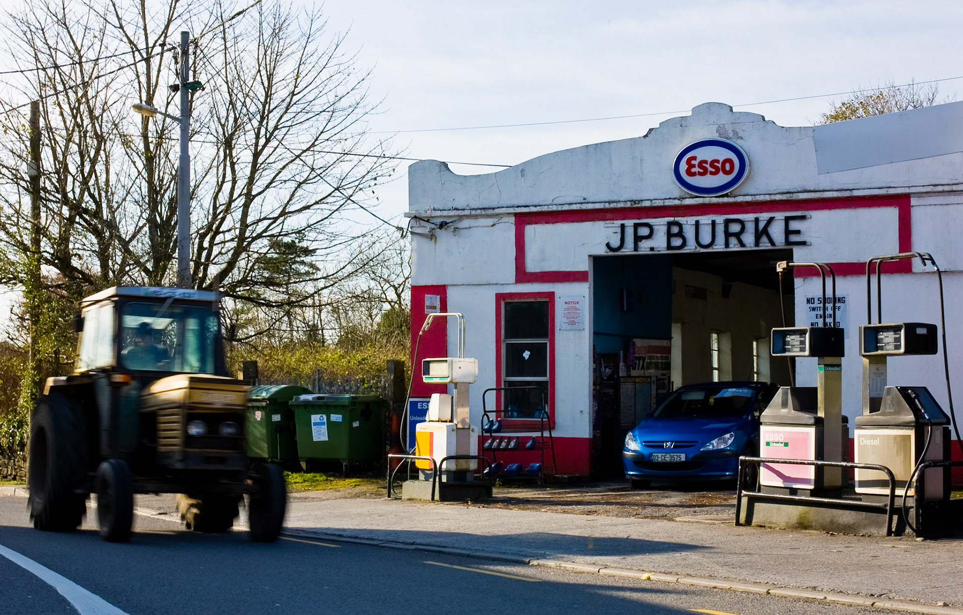 J.P. Burke in Lisdoonvarna, Irland, ist eine traditionelle Tankstelle mit angeschlossener Autowerkstatt.