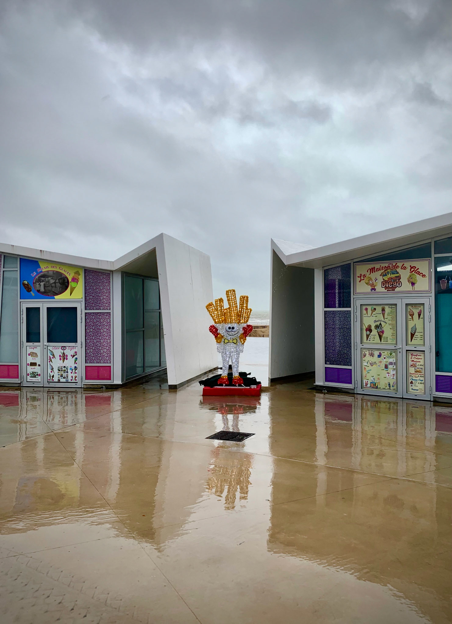 Geschlossene Imbissstuben an einem regnerischen Tag, Calais, Frankreich