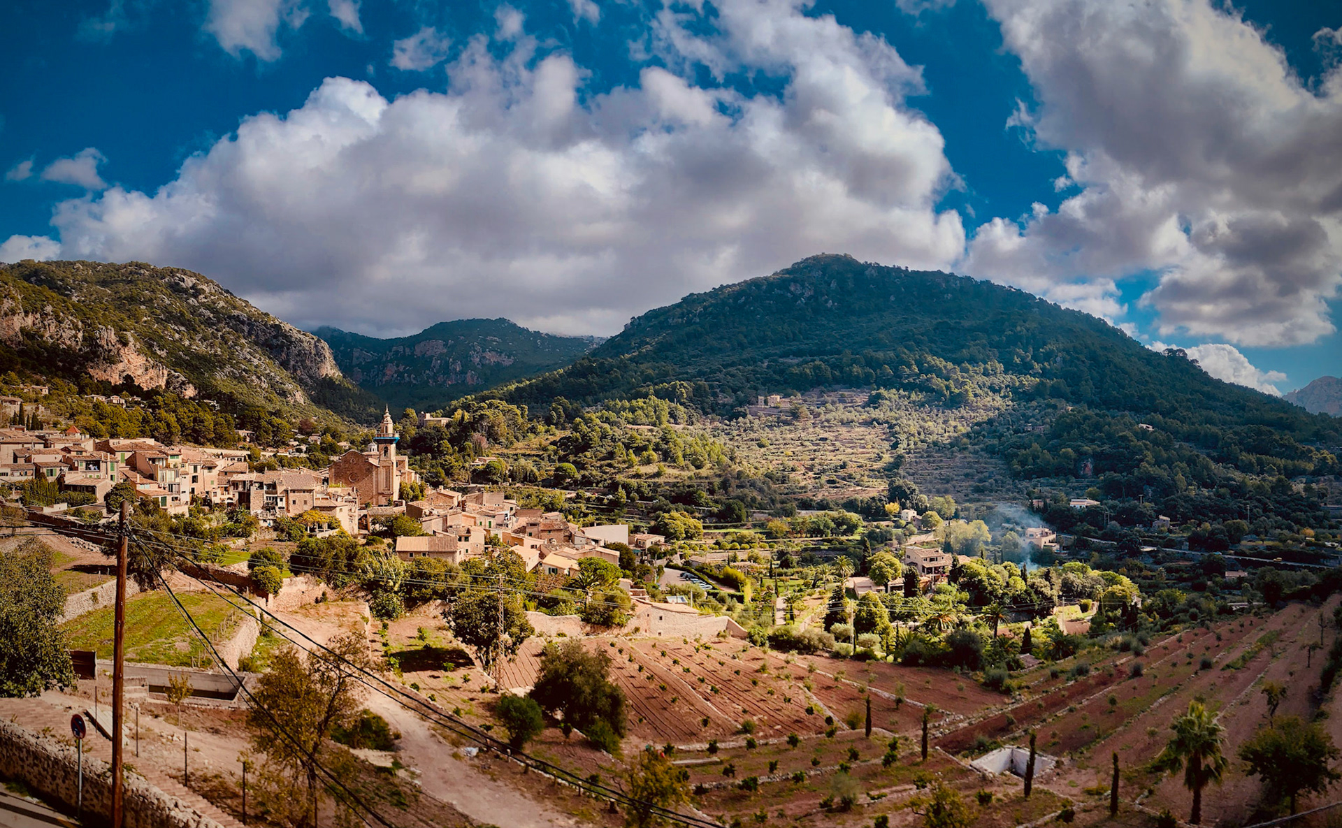 Stadt ist ins Gebirge gebaut, Valldemossa, Mallorca, Balearische Inseln, Spanien
