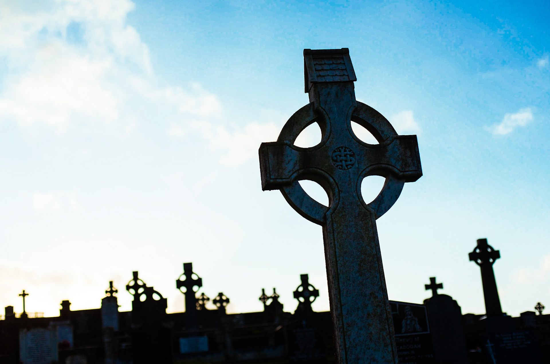 Grabsteine auf dem Friedhof von Bantry, Irland.