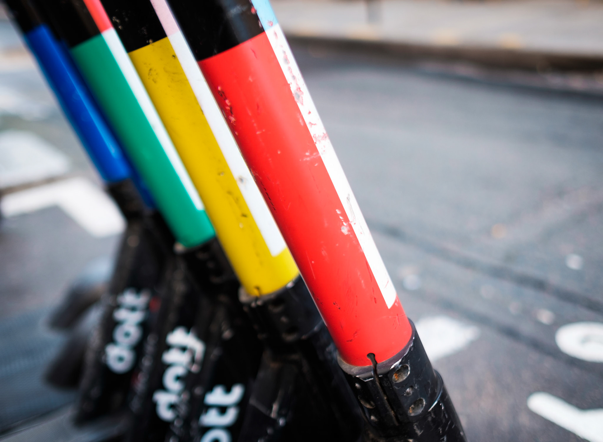 Bunte Elektroroller sind am Straßenrand geparkt, Paris, Frankreich